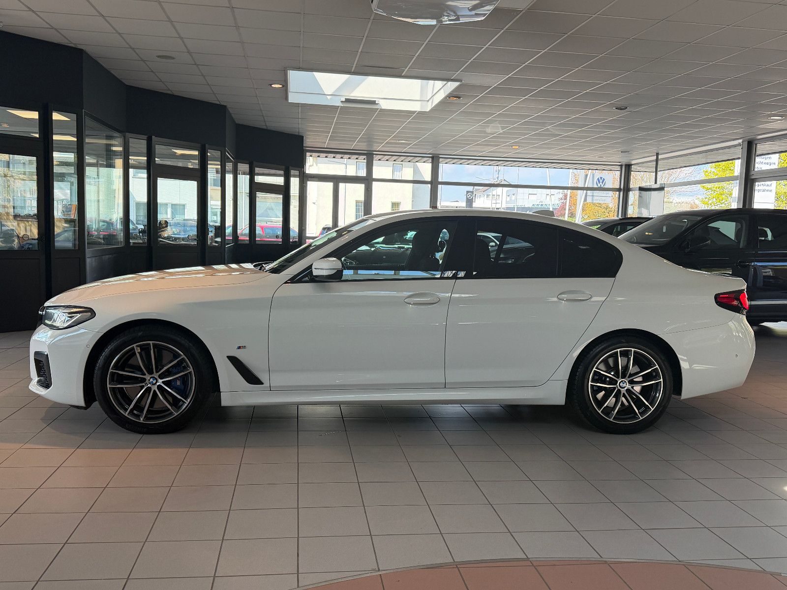 Fahrzeugabbildung BMW 530 d XDriveM Sport/M-PAKET/HARMAN-KARDON/AMBIE