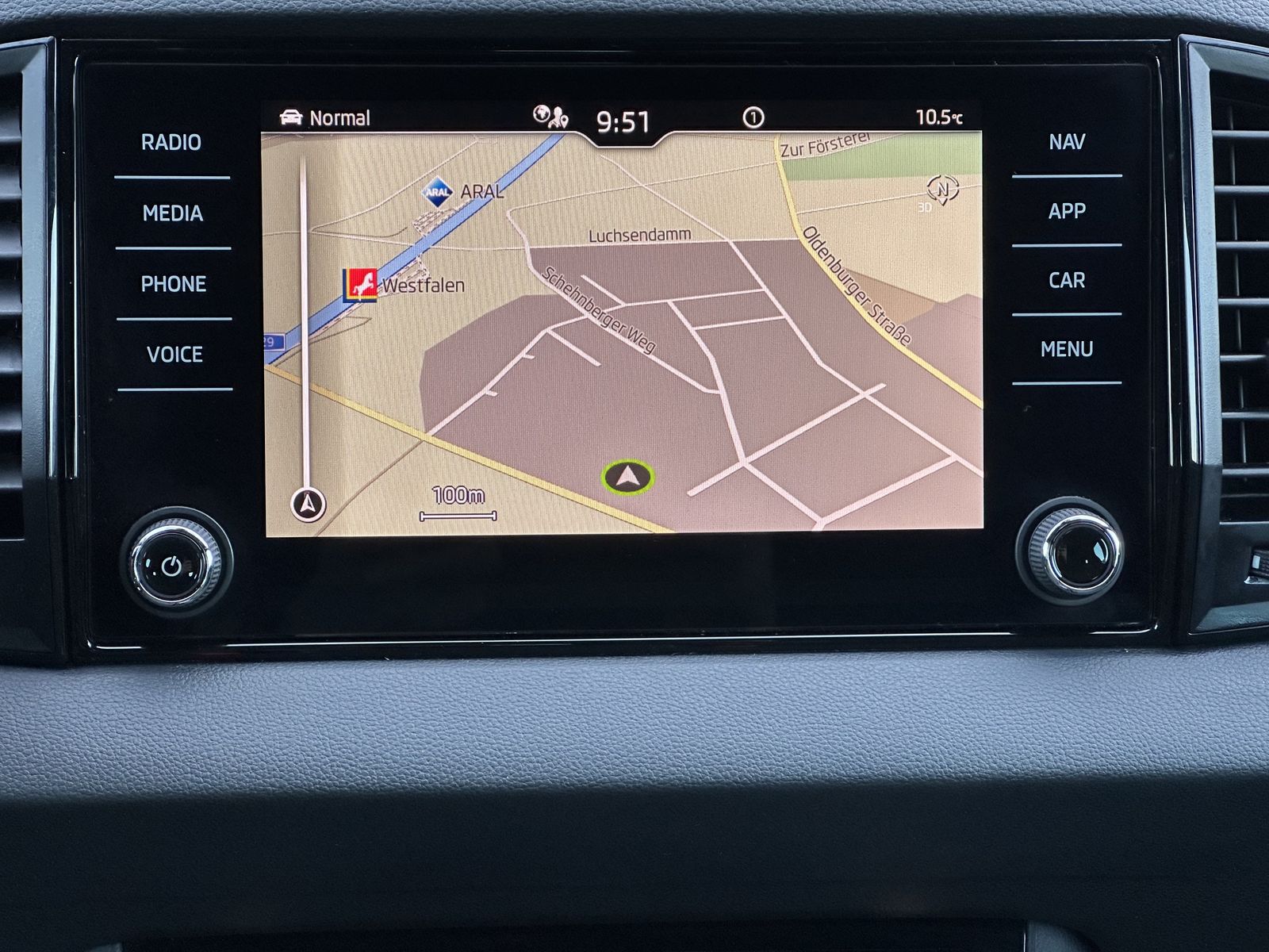 Fahrzeugabbildung SKODA Karoq 1.5 TSI DSG Sportline NAV+LED+AHK+VCOCK+PP