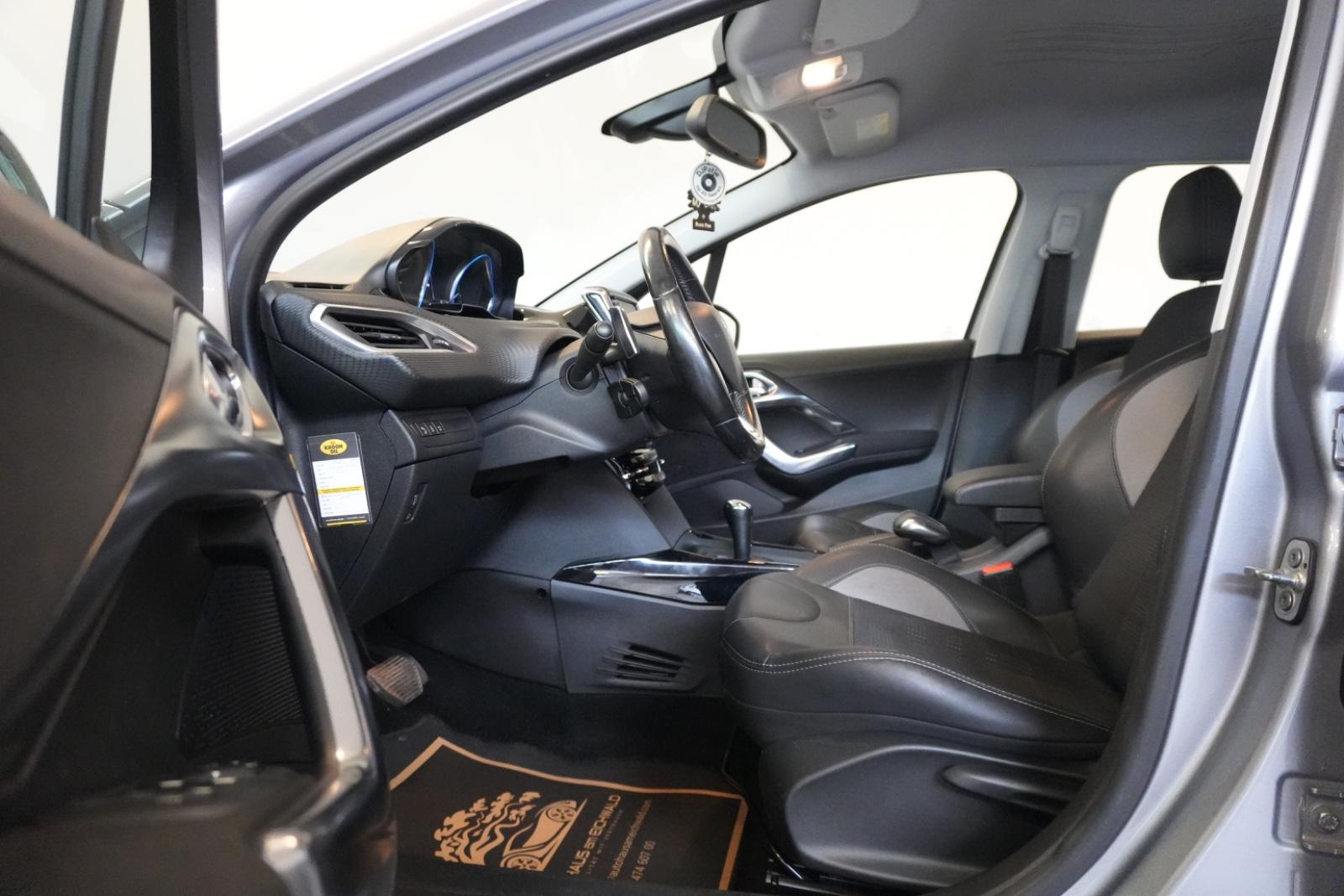 Peugeot 2008 1.2 VTi Allure Automatik PDC AHK