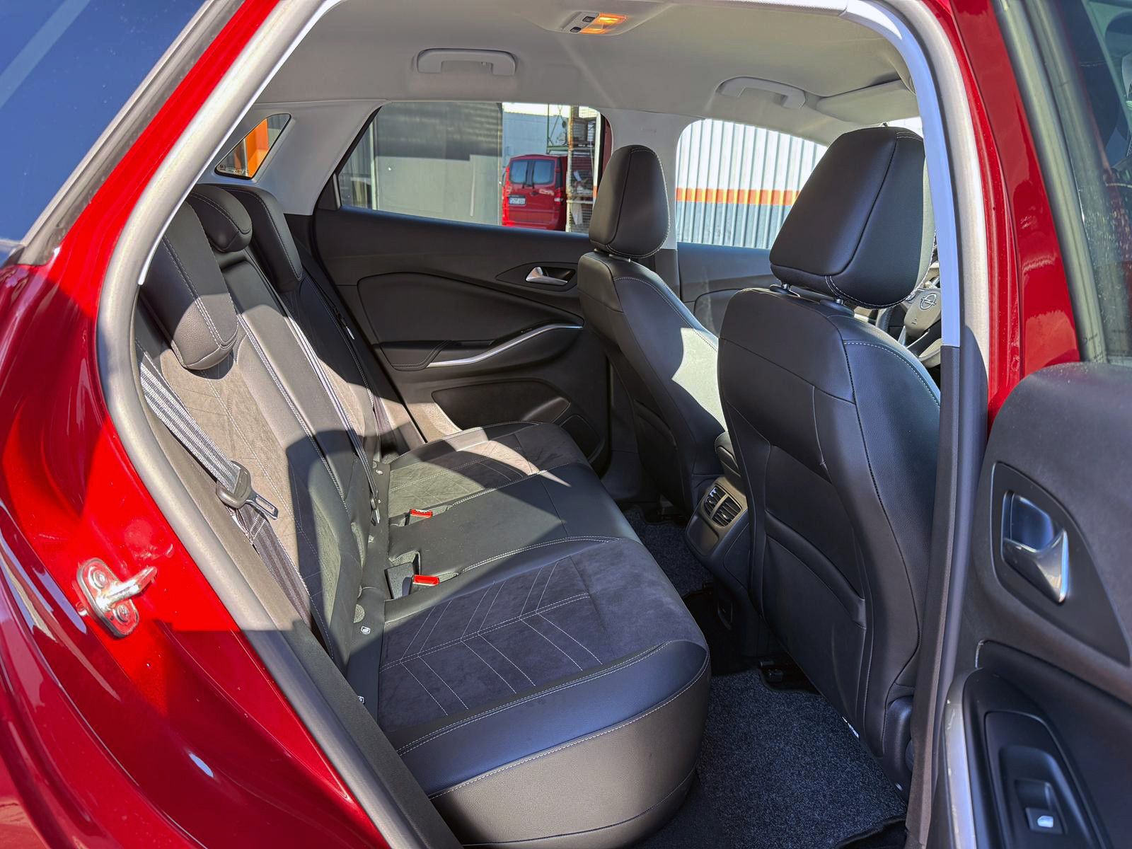 Fahrzeugabbildung Opel Grandland Ultimate PlugIn 1.6 Turbo ACC 360° AHK