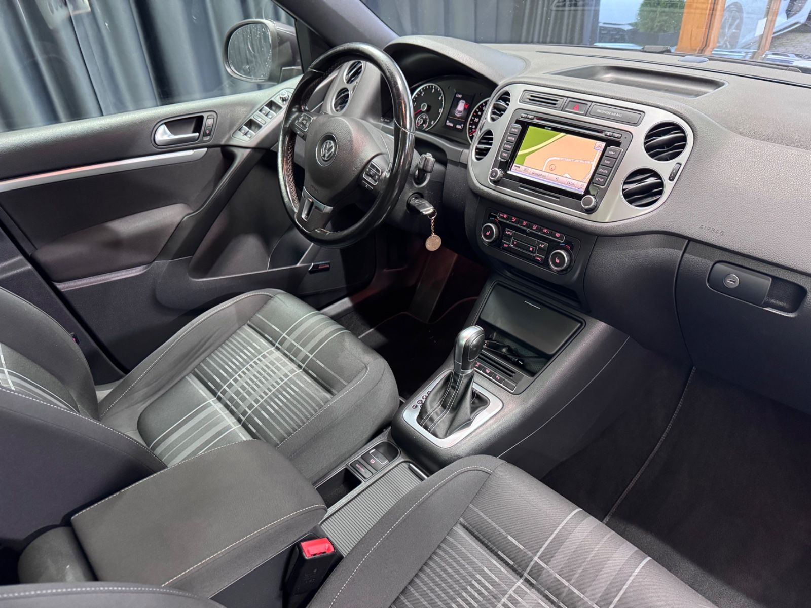 Fahrzeugabbildung Volkswagen Tiguan Lounge Sport&Style 4Motion*R-LINE*PANO*