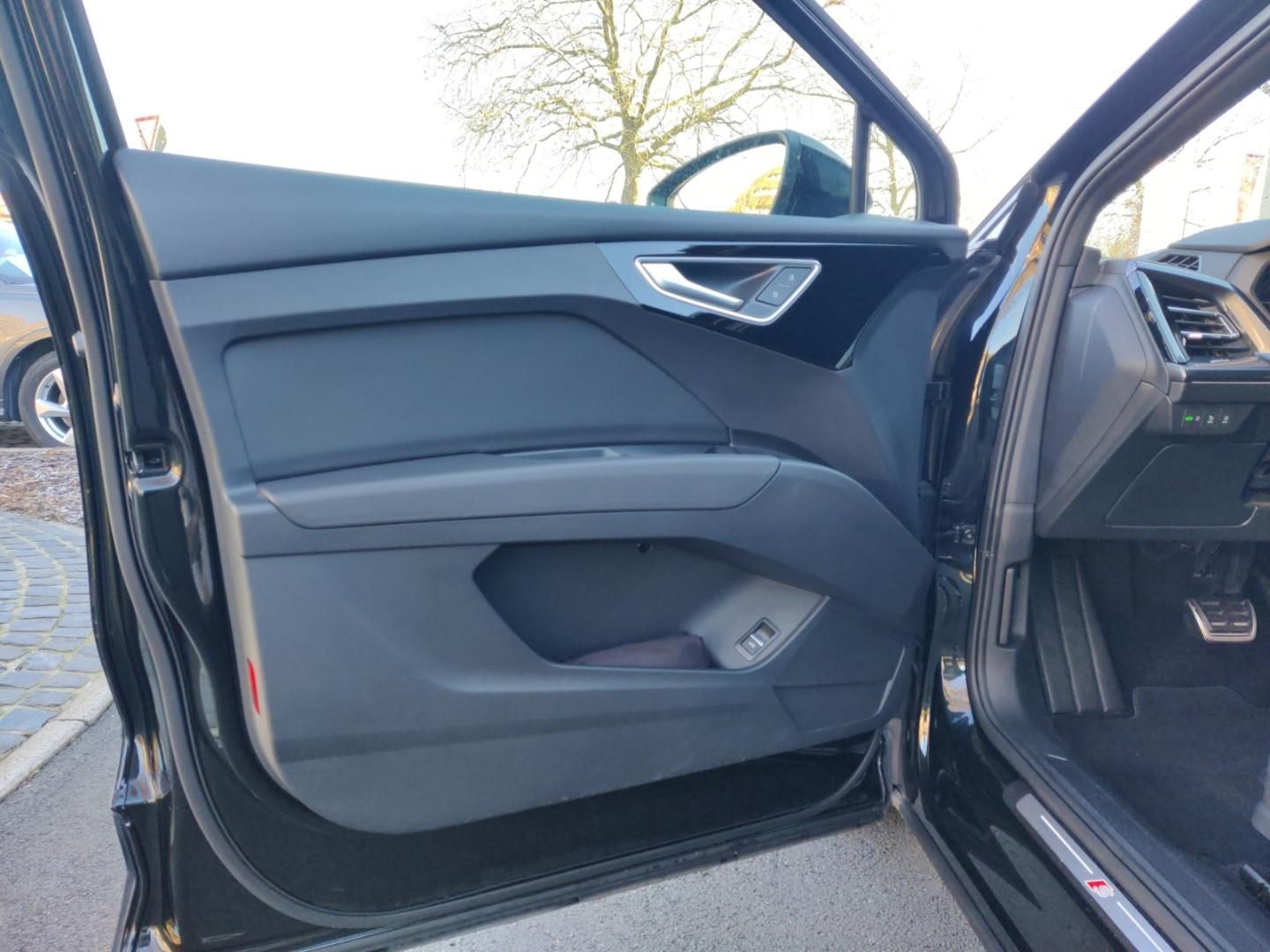 Fahrzeugabbildung Audi Q4 e-tron 40 S Line Matrix Navi Pano
