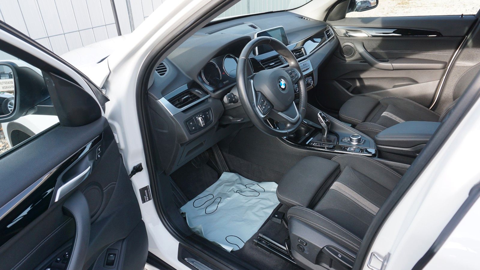 Fahrzeugabbildung BMW X1 sDrive 18i Sport Line, Kamera, PDC, Panorama