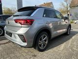 Volkswagen T-Roc R-Line ab 199€ mtl. Finanzieren - Volkswagen T-Roc mit Benzin-Antrieb: Silber, mit Navigationssystem, mit Klimaanlage