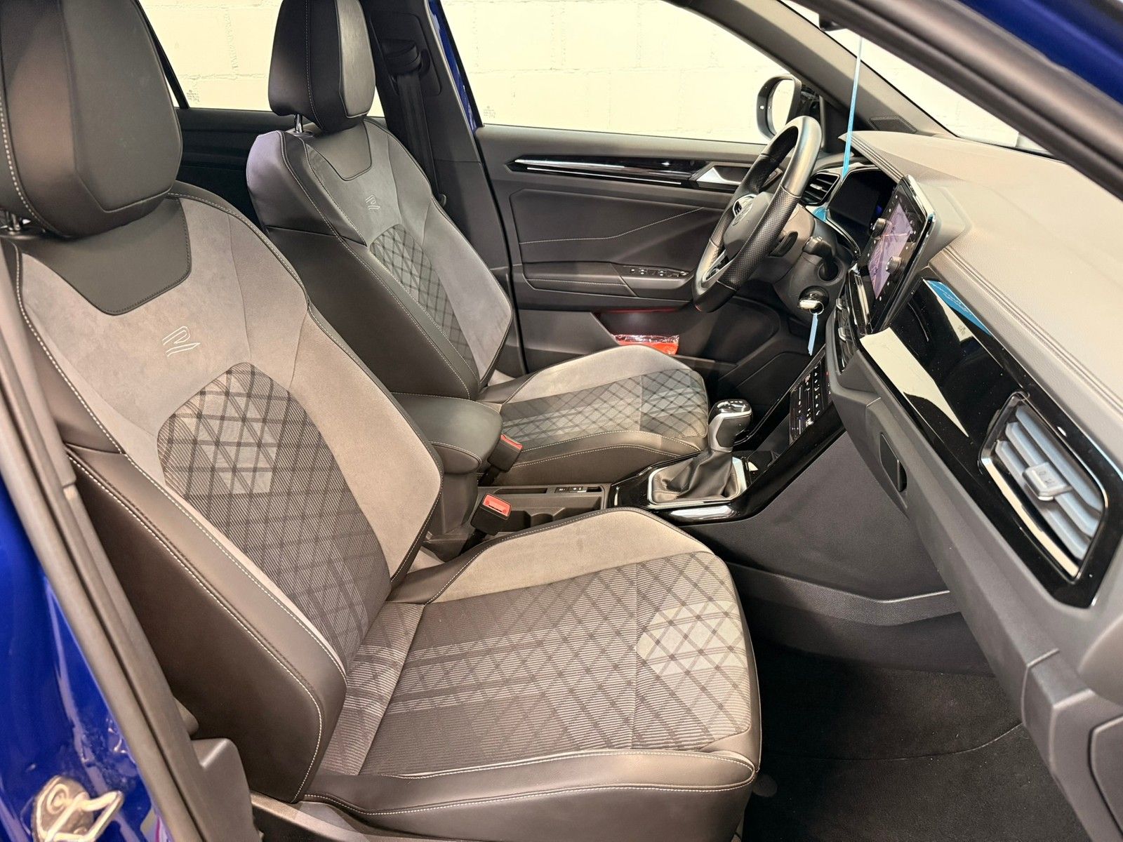 Fahrzeugabbildung Volkswagen T-Roc R-Line 1.5TSI DSG + Black Style + AHK + Ka