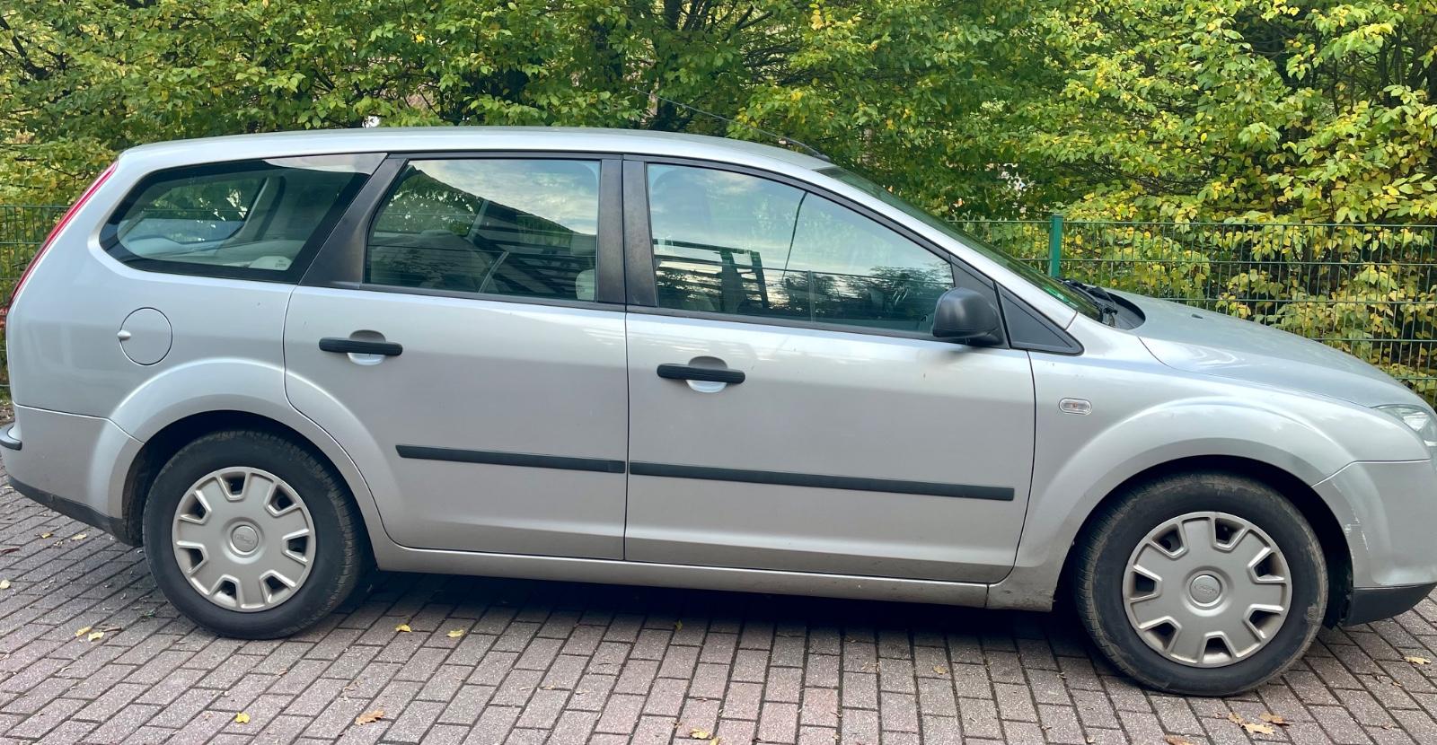 Ford Focus 2005 — rear view