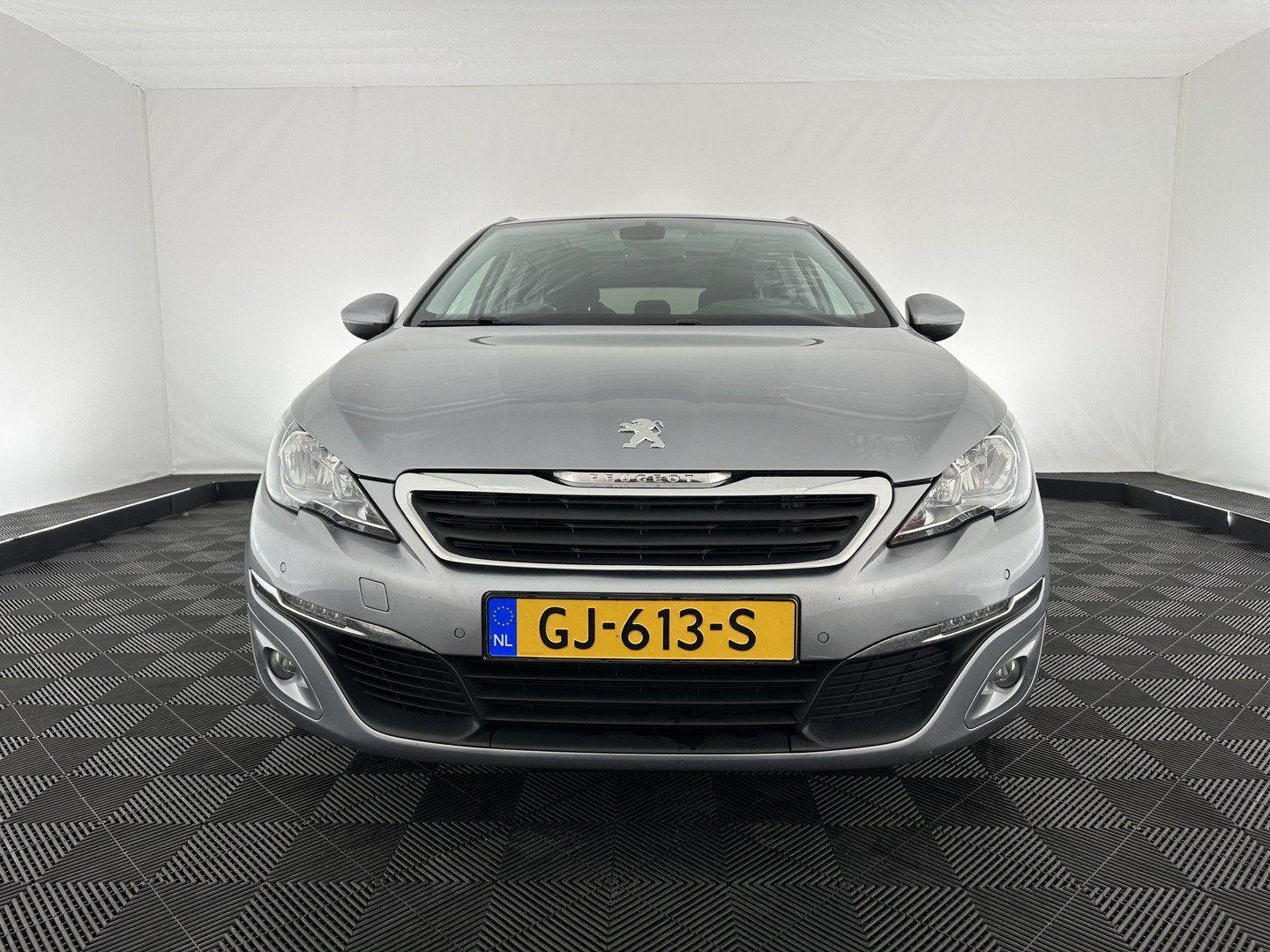 Peugeot 308 2015 — rear view