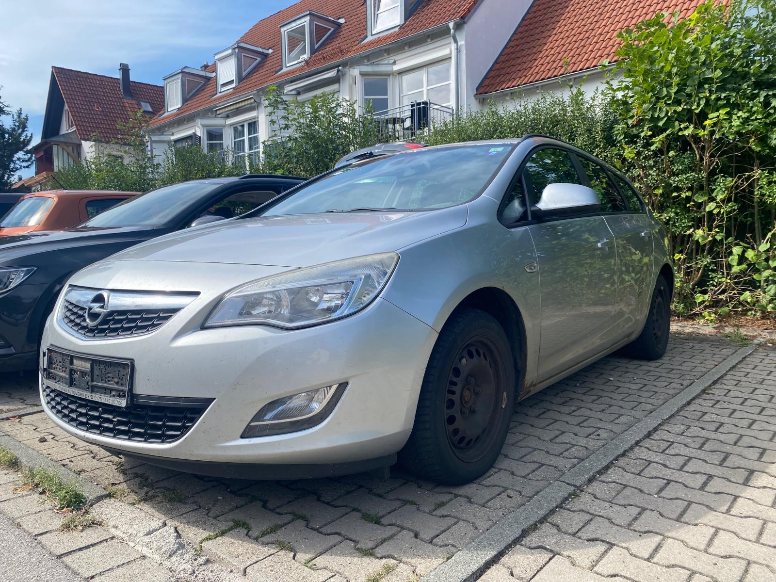Opel Astra 2011 — rear view