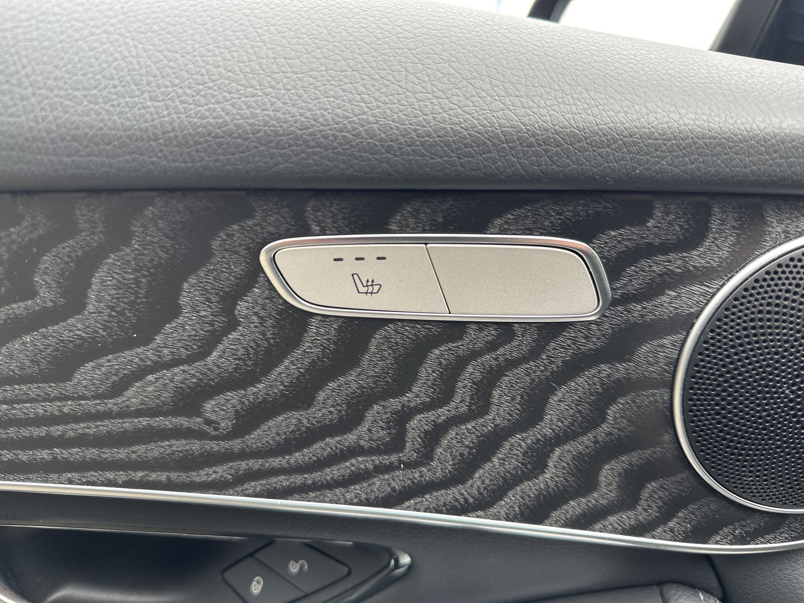 Fahrzeugabbildung Mercedes-Benz GLC 300de 4Matic AMG-Line NAV+LED+KAM+AHK+19ZOLL