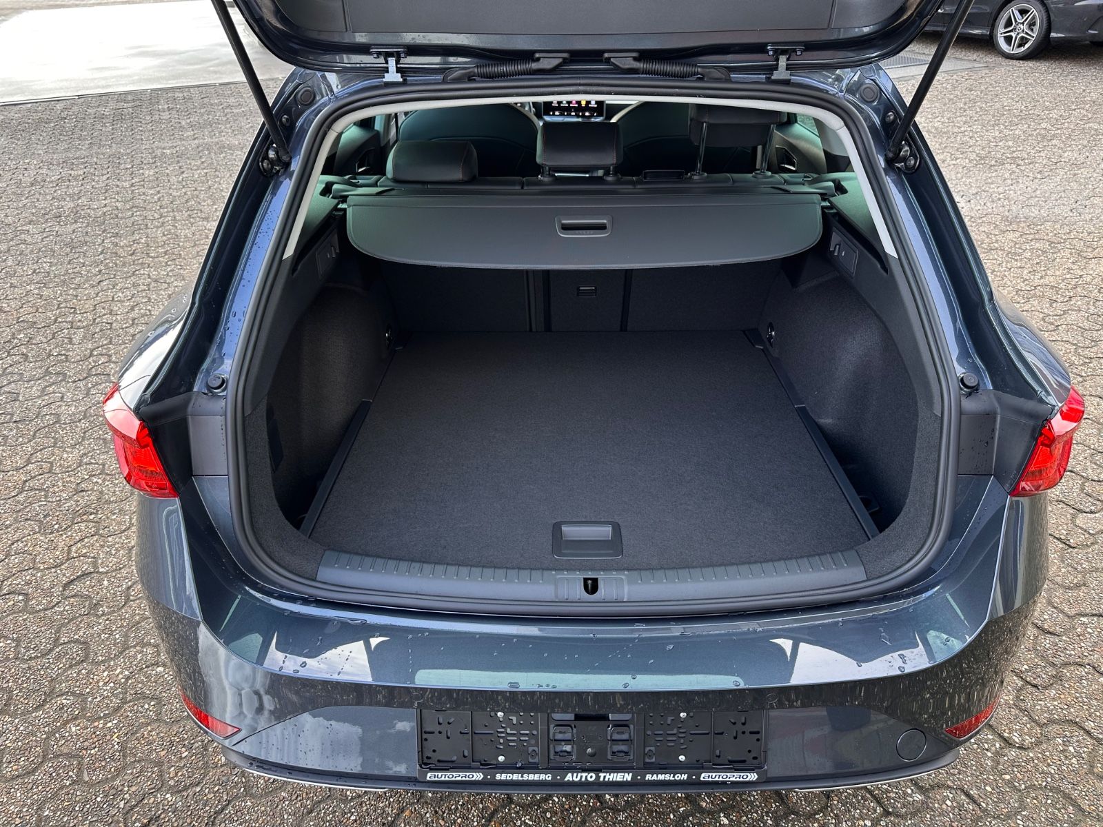 Fahrzeugabbildung SEAT Leon ST 1.5 eTSI FR DSG LED/GRA/SHZ/Kamera/APP