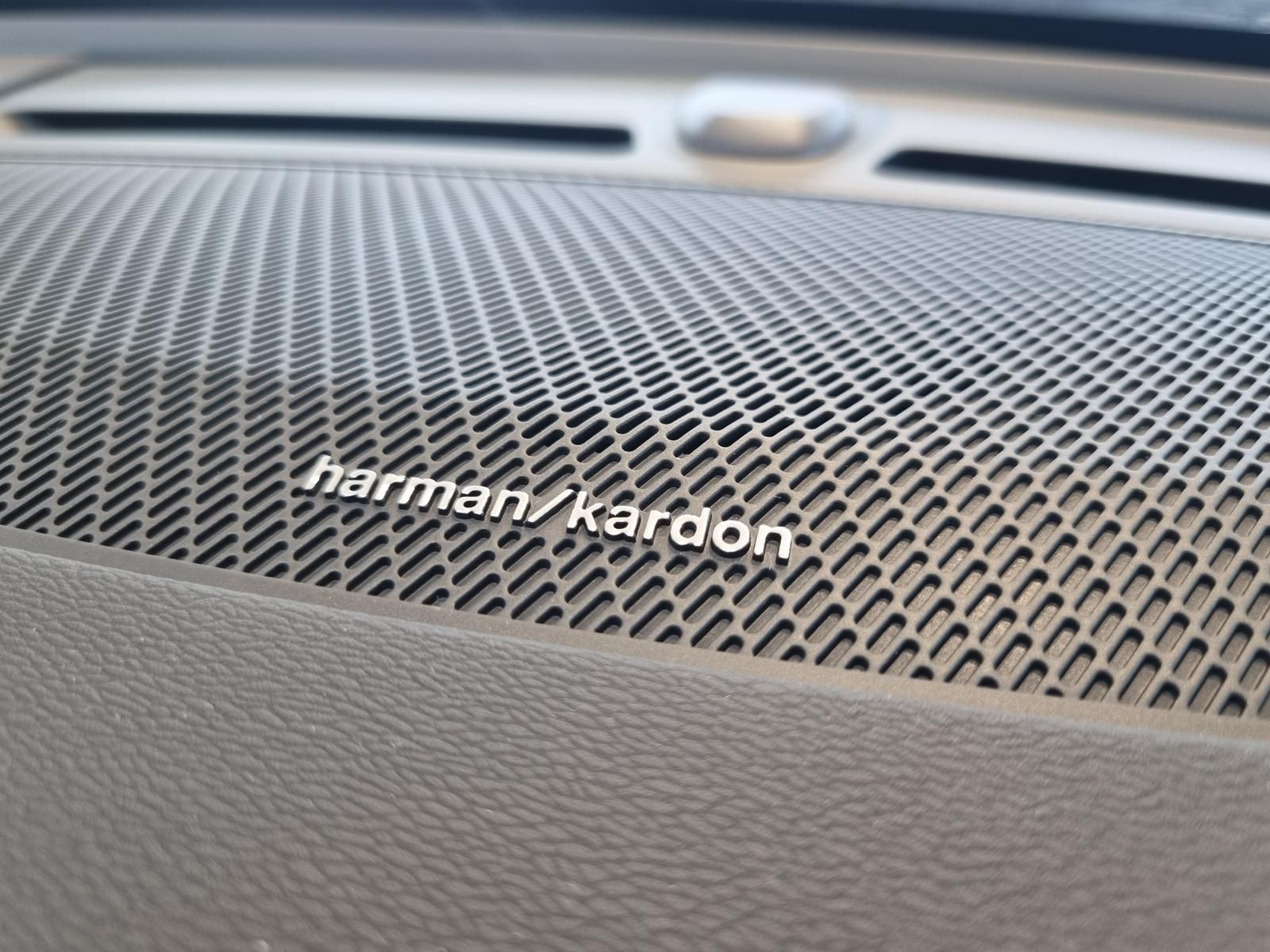 Fahrzeugabbildung Volvo XC40 B4 Plus Black Edition 'Panoramadach'