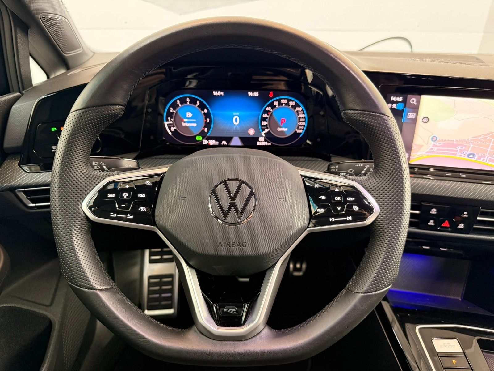 Fahrzeugabbildung Volkswagen Golf VIII Lim. R-Line 1,5 eTSI DSG +Navi+ACC+LED