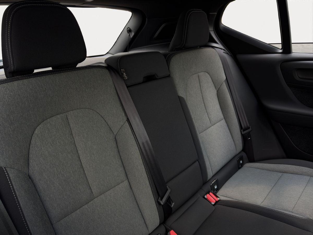 Volvo XC40 B3 Black Edition Plus 360° PANO AHK H/K 20"