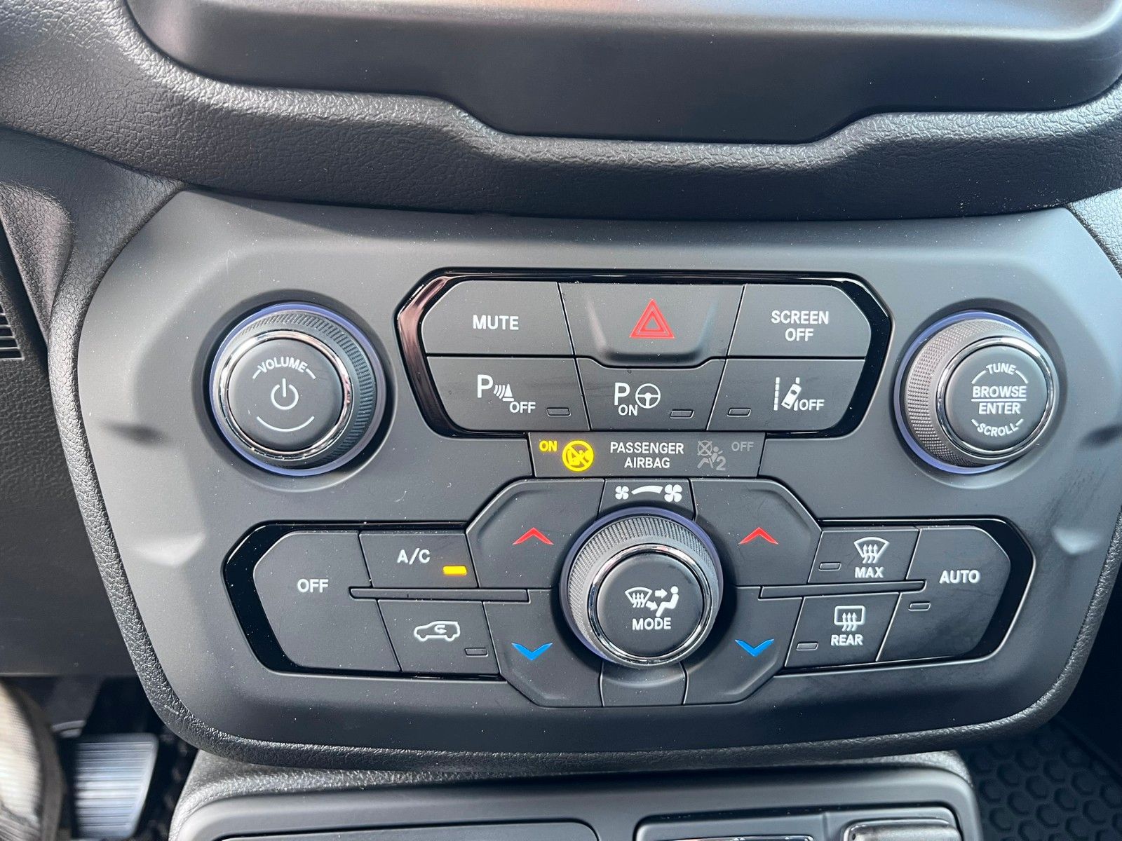 Fahrzeugabbildung Jeep Renegade Limited Plug-In Garantie Navi AWD uvm.