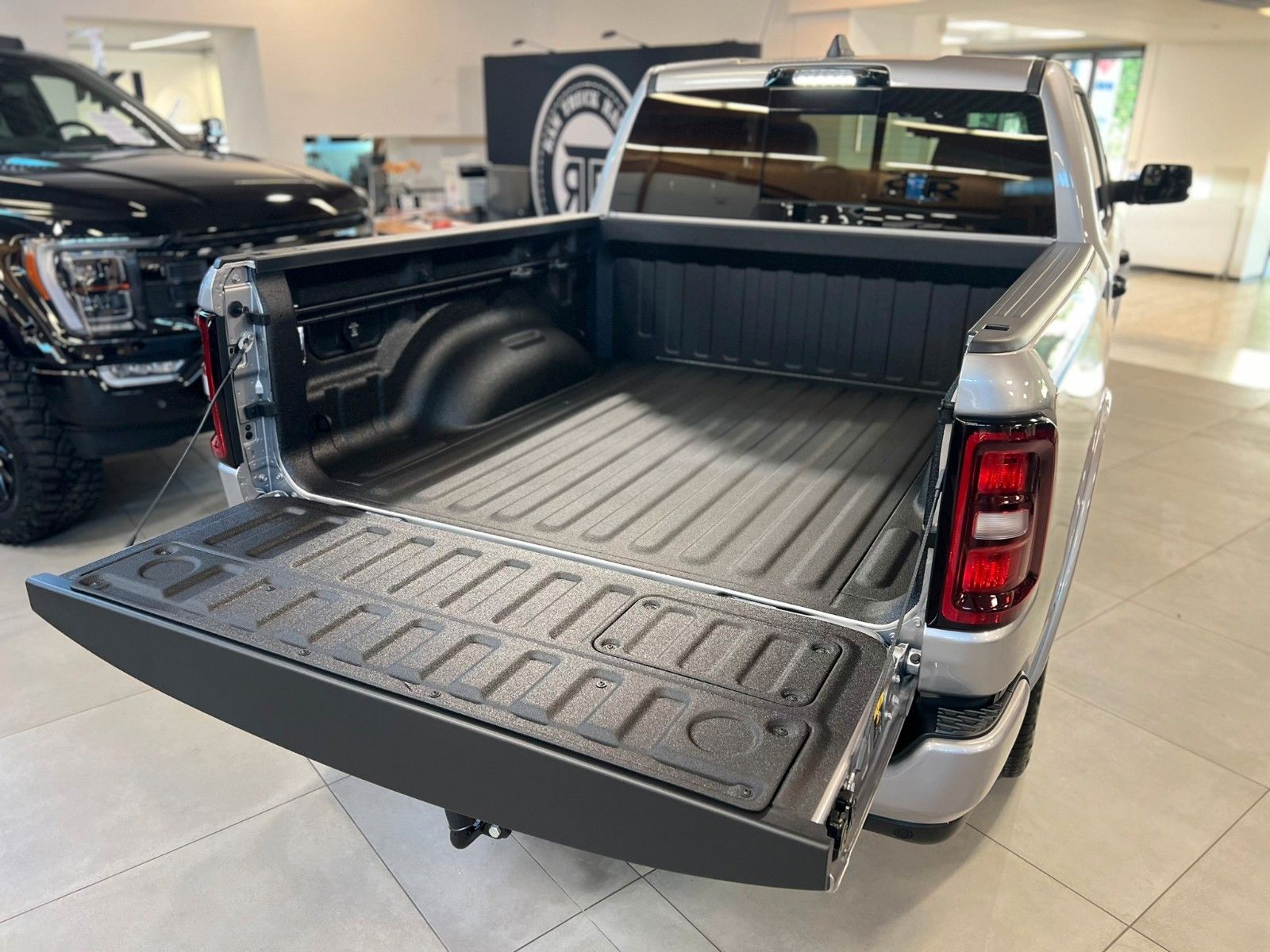 Fahrzeugabbildung Dodge RAM 1500 Laramie Night Premium, LUFT*AKTION*