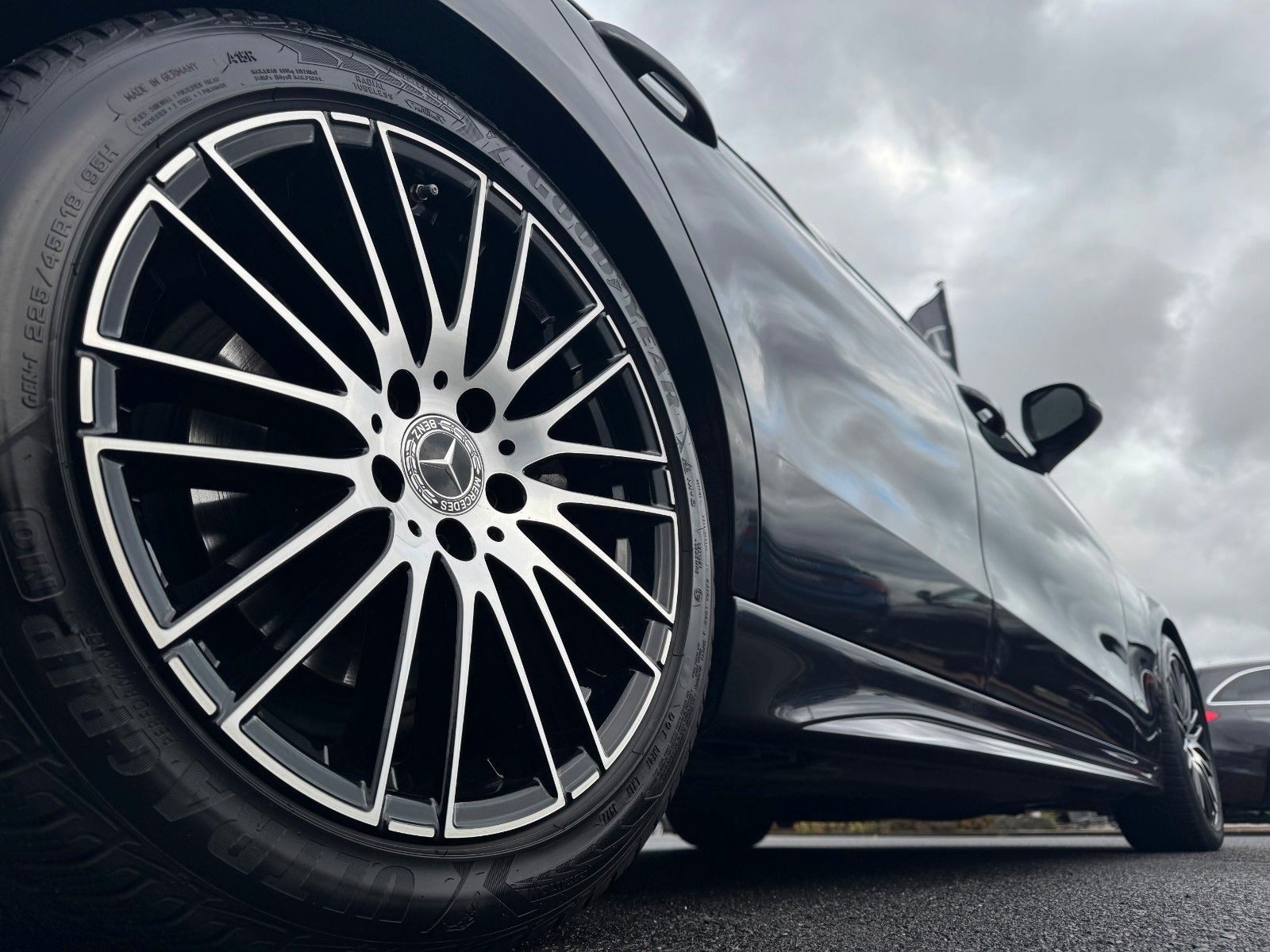 Fahrzeugabbildung Mercedes-Benz C 300d AMG+AHK+RFK+Ambiente+Night+SportfahrW