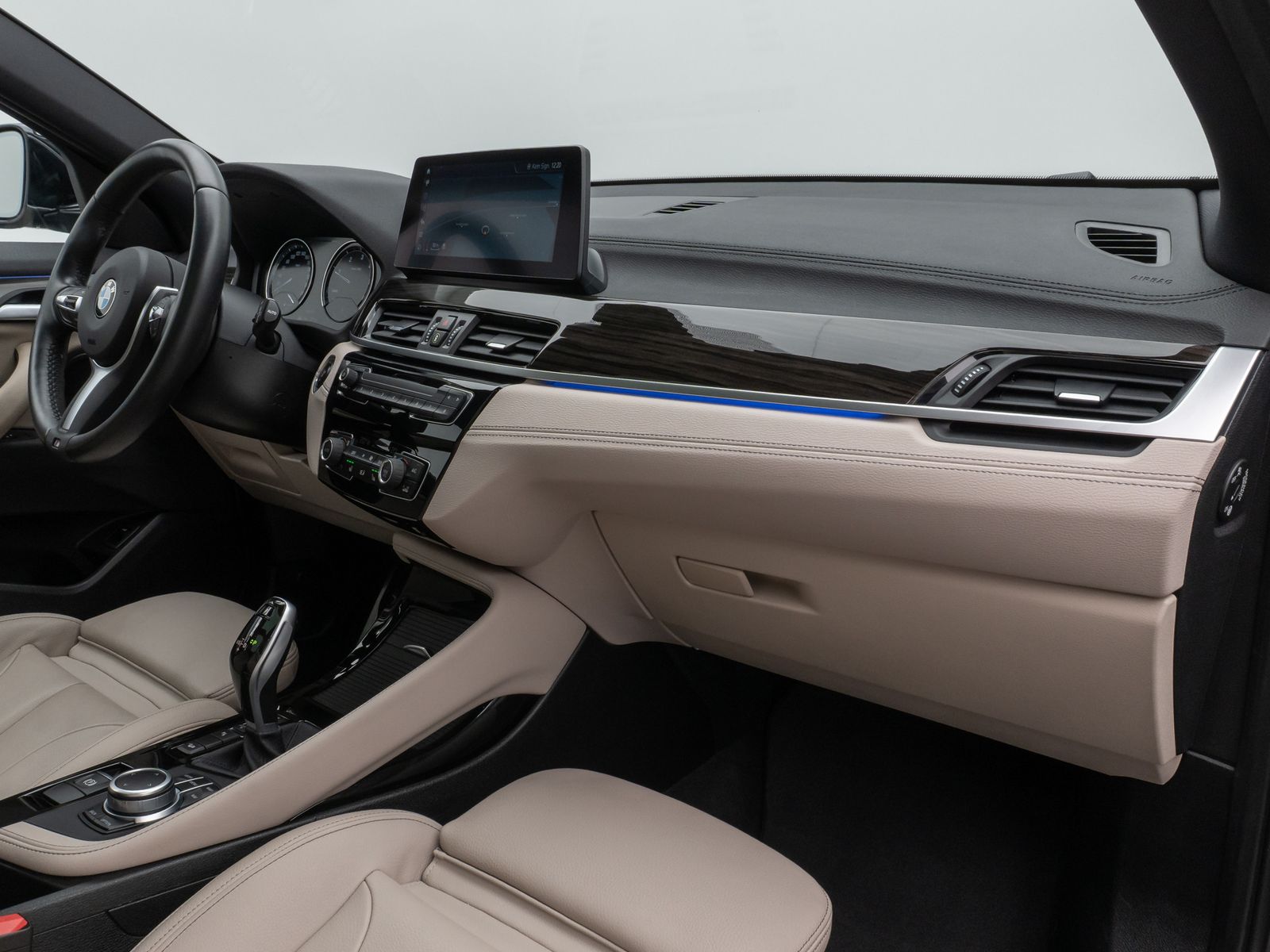 Fahrzeugabbildung BMW X2 xD20d M Sport Panorama Kamera HUD DAB Komfort