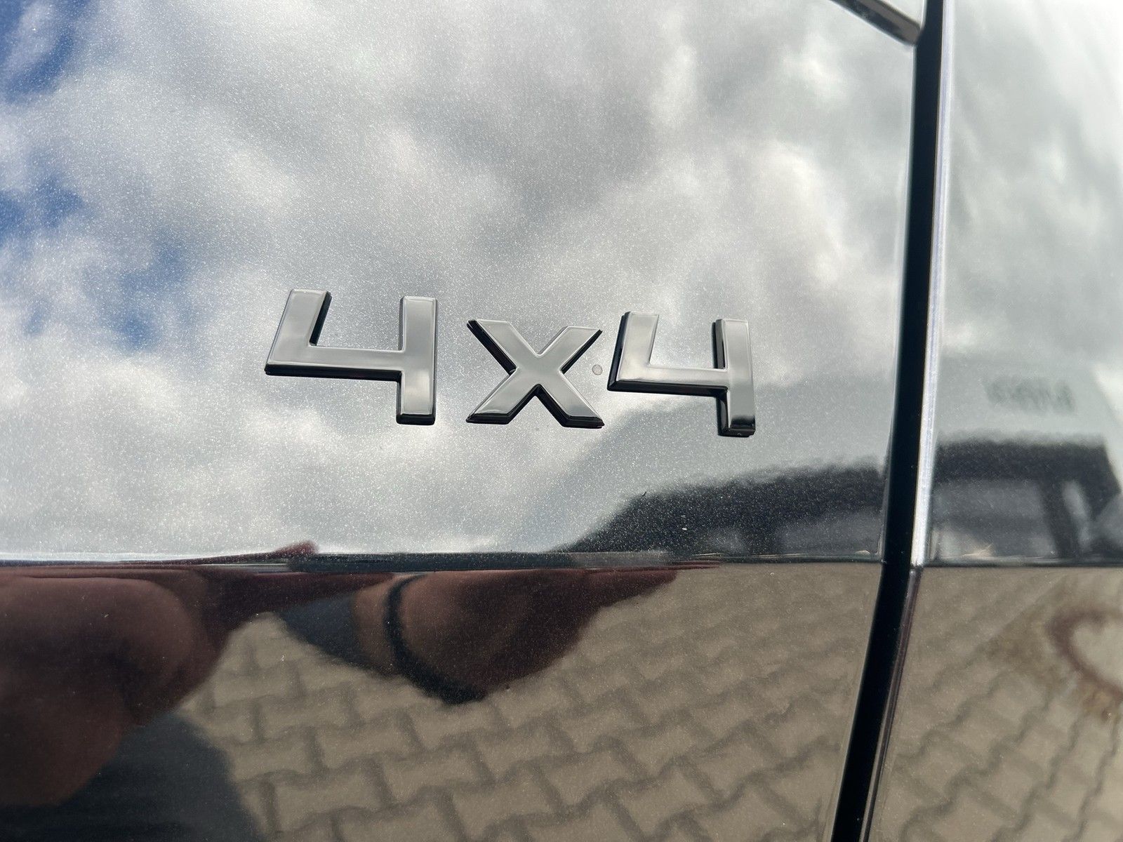 Fahrzeugabbildung SKODA Karoq TSI Sportline 4x4 AHZV MATRIX RFK ACC NSW