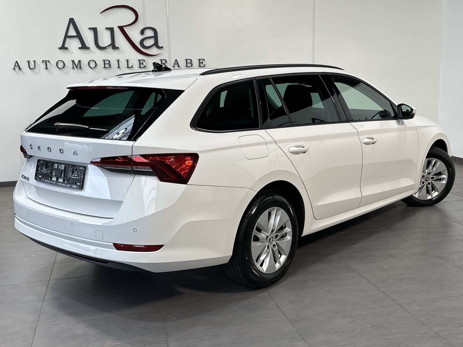 Fahrzeugabbildung SKODA Octavia Combi 2.0 TDI DSG Ambition NAV+LED+PANO