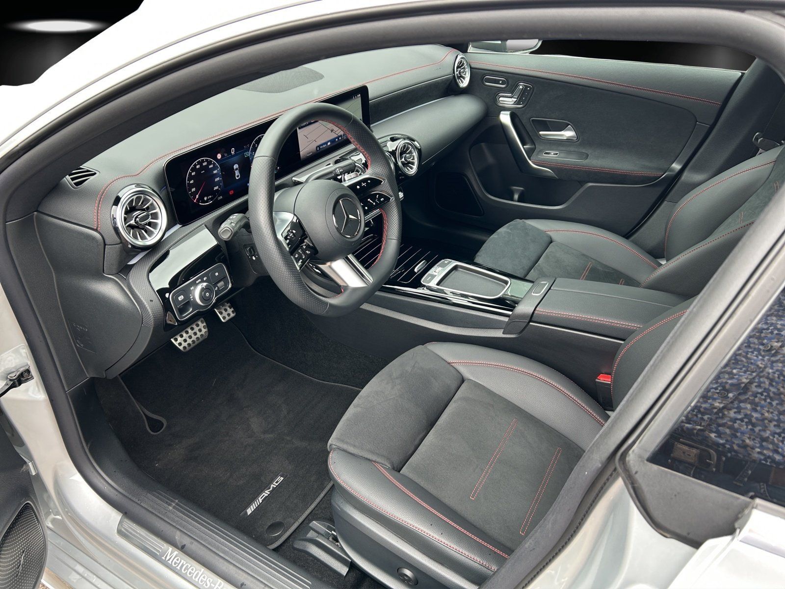 Fahrzeugabbildung Mercedes-Benz CLA 180 AMG Prem AHK Pano LED Memo KeyGo Totwink