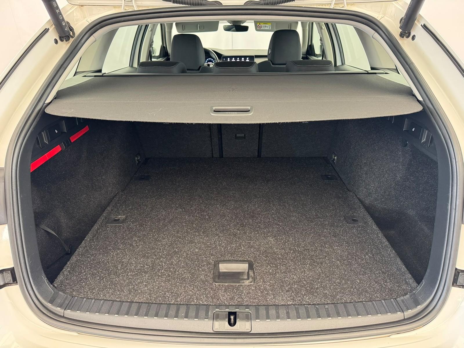 Skoda Octavia Combi 2.0TDI DSG+LED+KEYLESS+APP+PDC+MFL