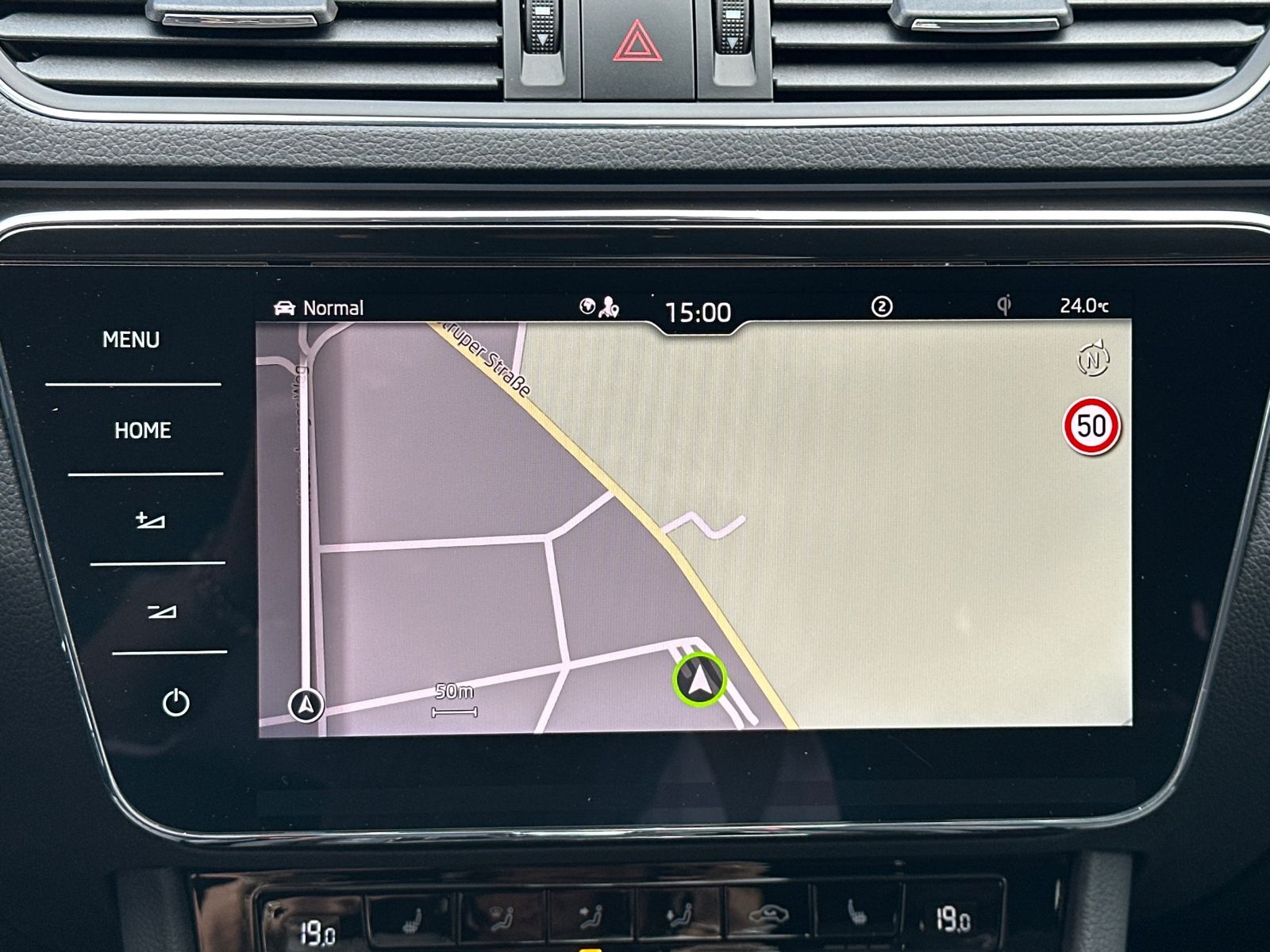 Fahrzeugabbildung SKODA Superb Combi 2.0 TDI DSG L&K 4x4 NAV+LED+AHK+KAM
