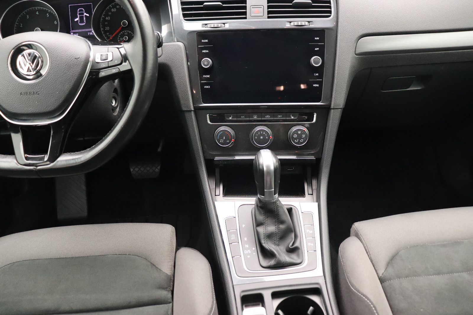 Fahrzeugabbildung Volkswagen Golf VII Lim. 1.4 Comfortline Standheizung AHK