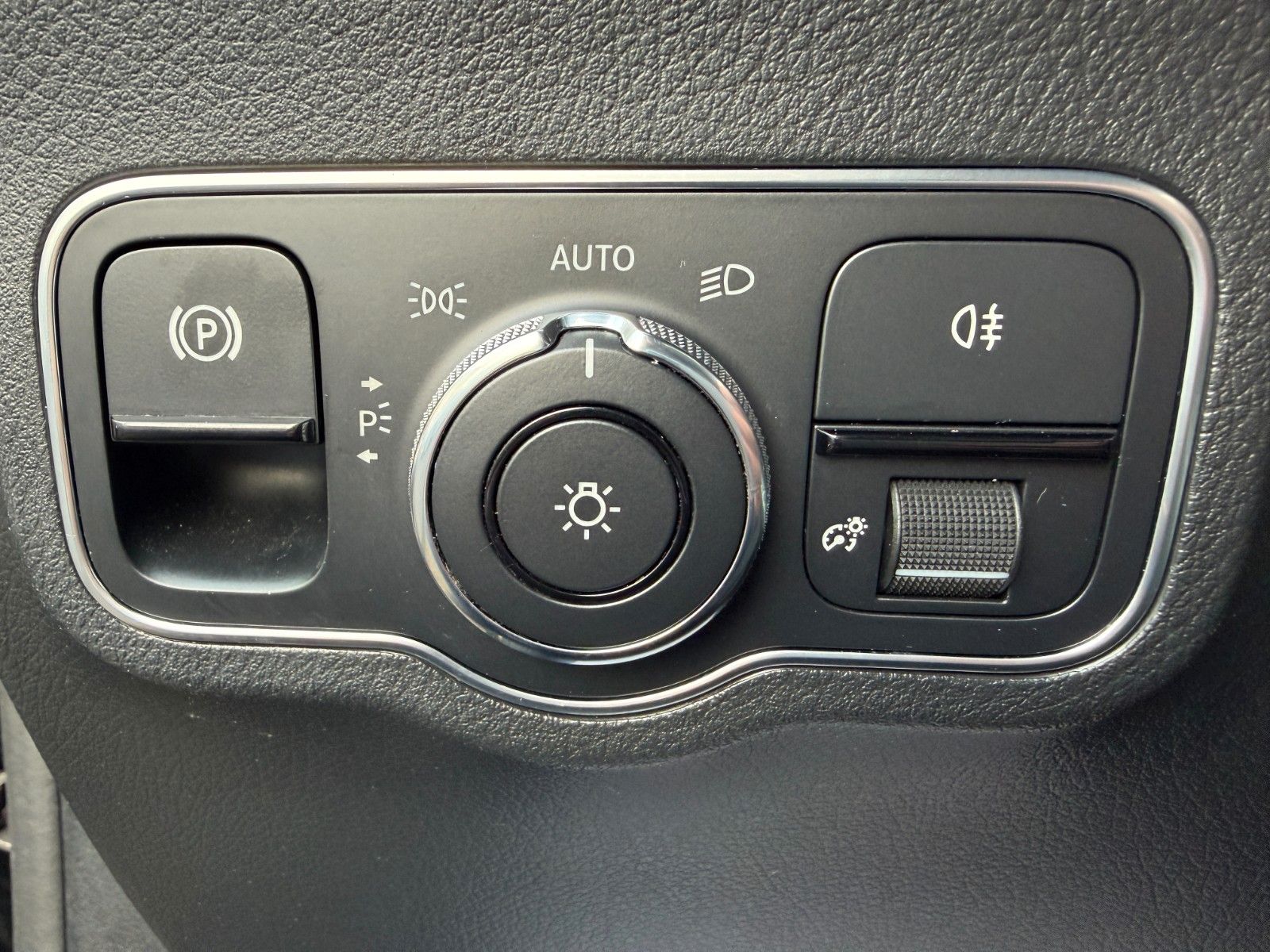 Fahrzeugabbildung Mercedes-Benz B 180 AMG LINE PANO NAVI KAMERA MBUX LED AHK