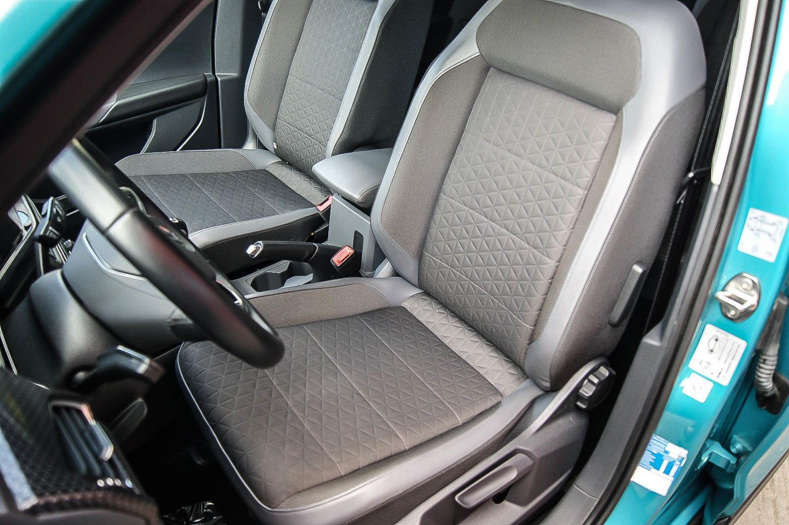 Fahrzeugabbildung Volkswagen T-Cross HIGHLINE 10TSI NAVI LED VIRTUAL CD 1HAND