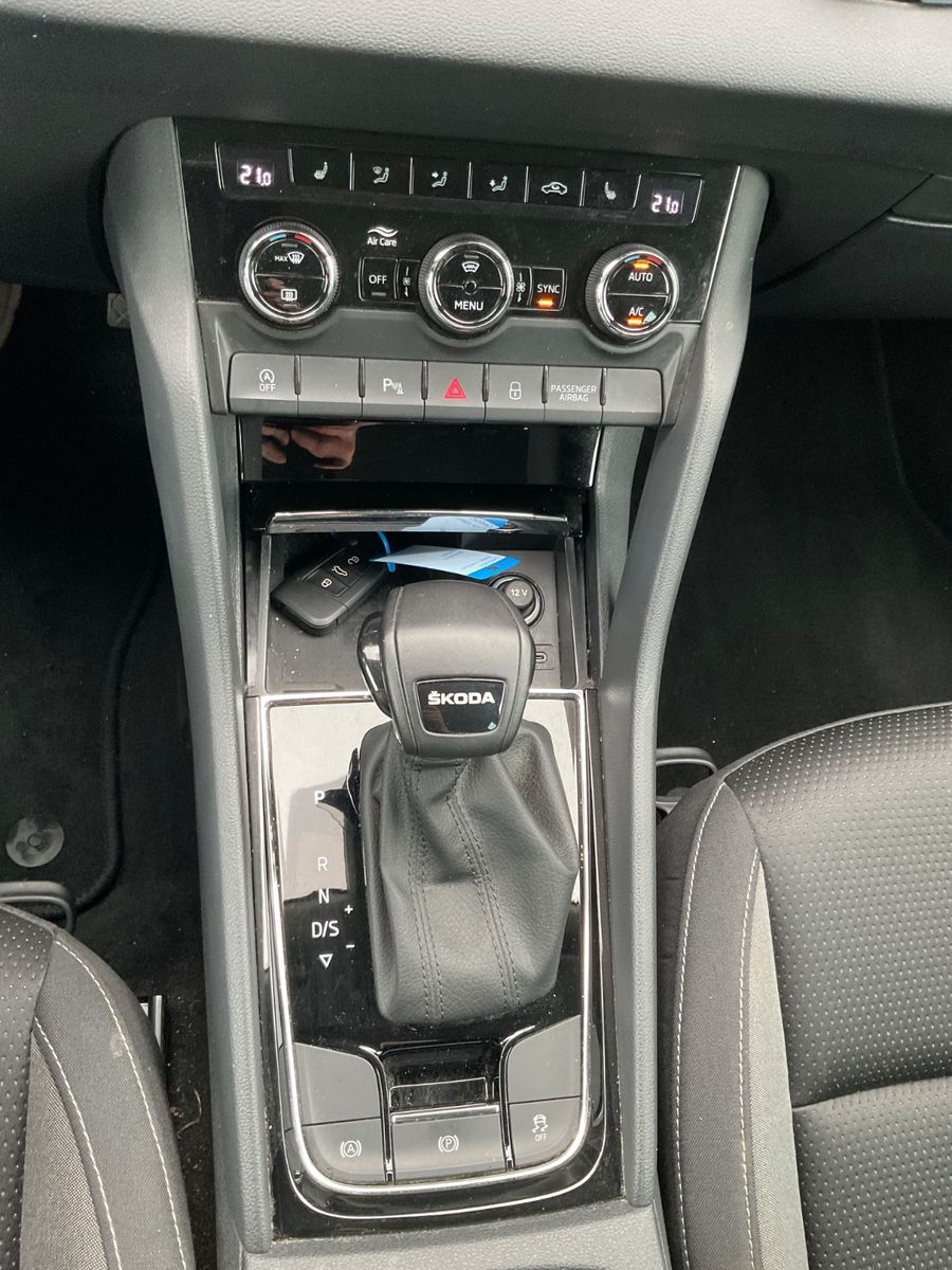 Fahrzeugabbildung SKODA Karoq 1.5l TSI DSG Selection,Kamera,Navi,ACC