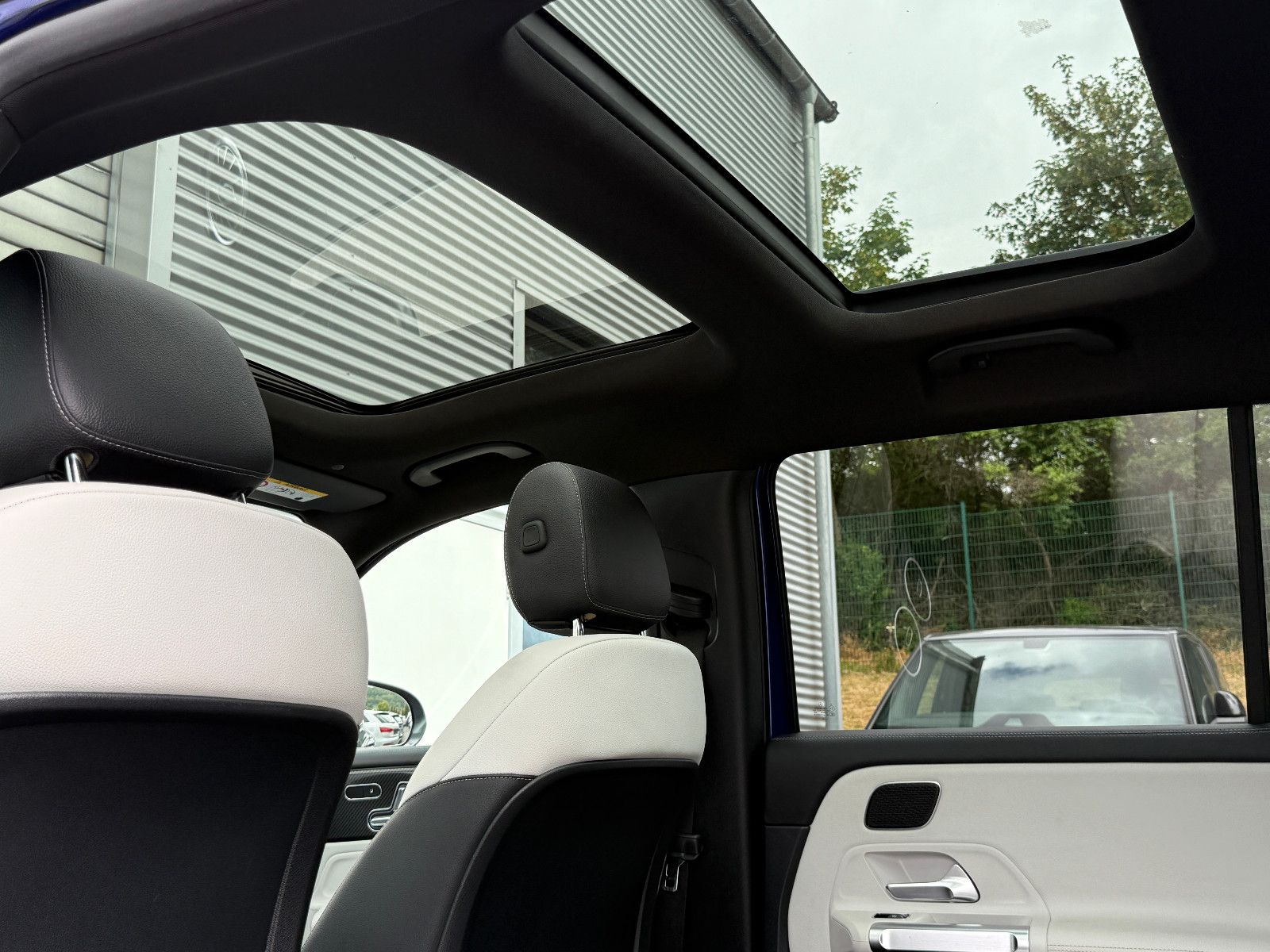 Fahrzeugabbildung Mercedes-Benz GLB 35 AMG 4Matic ACC Burmester 360°K Pano Night