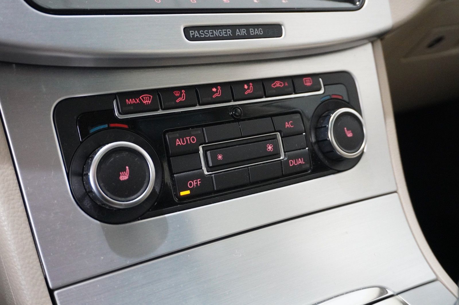 Fahrzeugabbildung Volkswagen Passat CC 2.0 TDI COUPE NAVI/BI-XENON/SHZ/PANO.