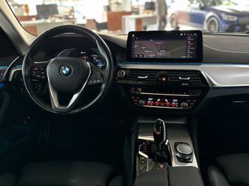 Fahrzeugabbildung BMW 530e xDr Tuor AHK Pano ACC HUD D/K Laserlicht