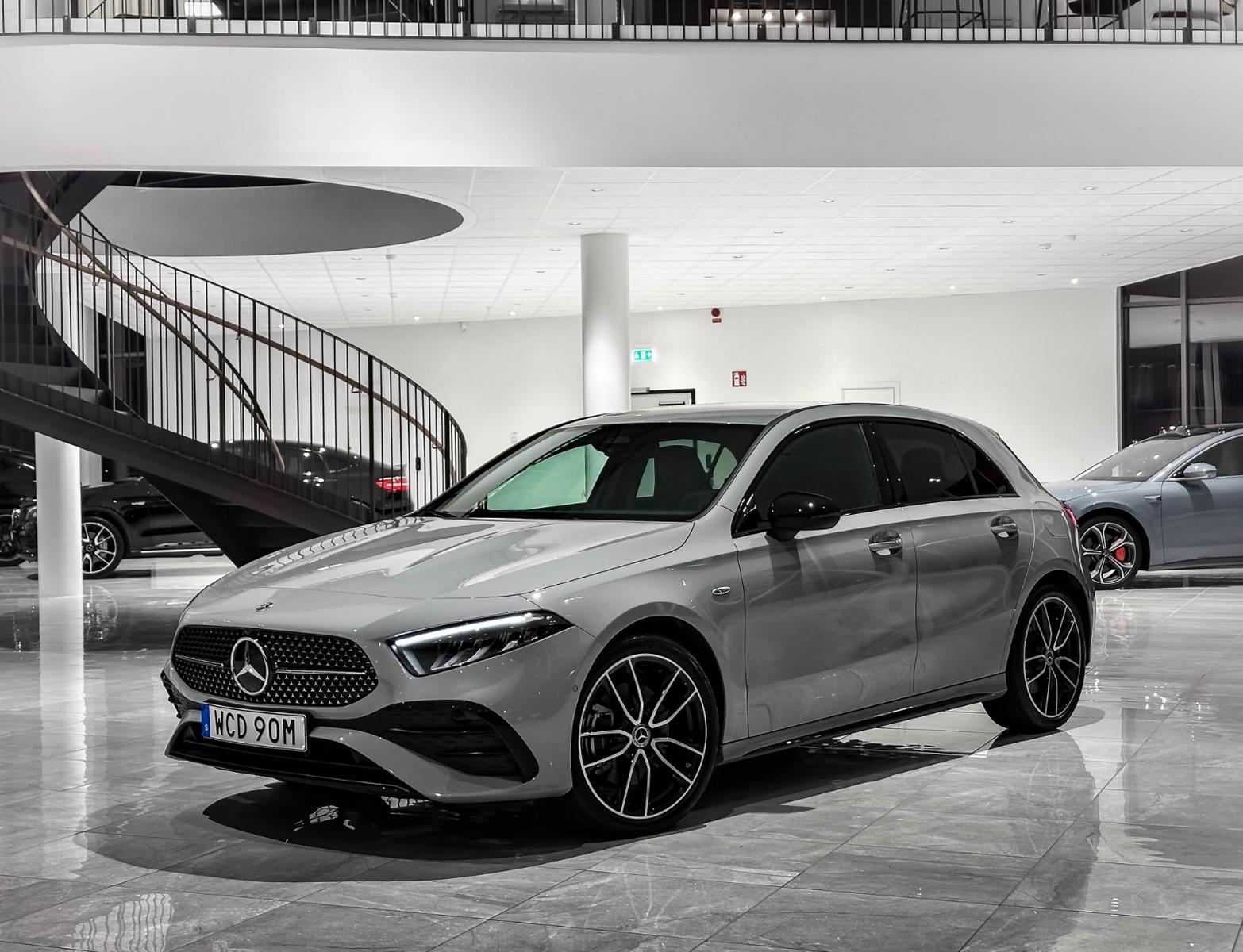 Mercedes-Benz A 250 e AMG 218hp 2026 / Night / Low km