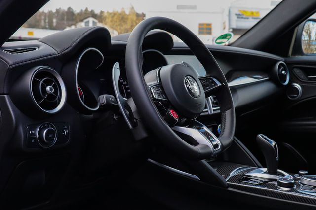 Fahrzeugabbildung Alfa Romeo Stelvio QV AKRAPOVIC 21" Assistenz