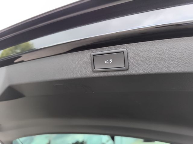 Fahrzeugabbildung SKODA Karoq 1.5 TSI DSG Selection Tour AHK PANO AREA-V