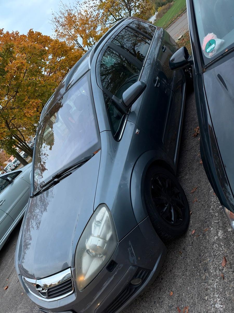 Opel Zafira 2005 — rear view