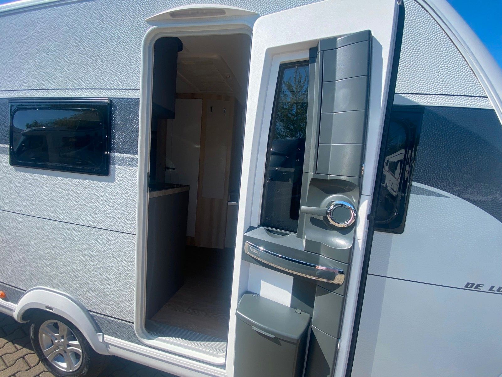 Fahrzeugabbildung Hobby De Luxe 460 LU *1.500Kg*Einzelbetten*Tageszul.