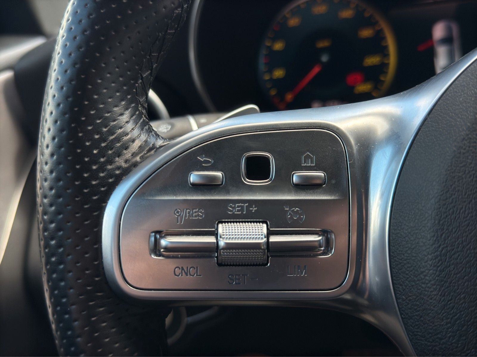 Fahrzeugabbildung Mercedes-Benz C 300 Coupe*AMG-Line*Pano*Head-Up*Dig.Tacho*360°