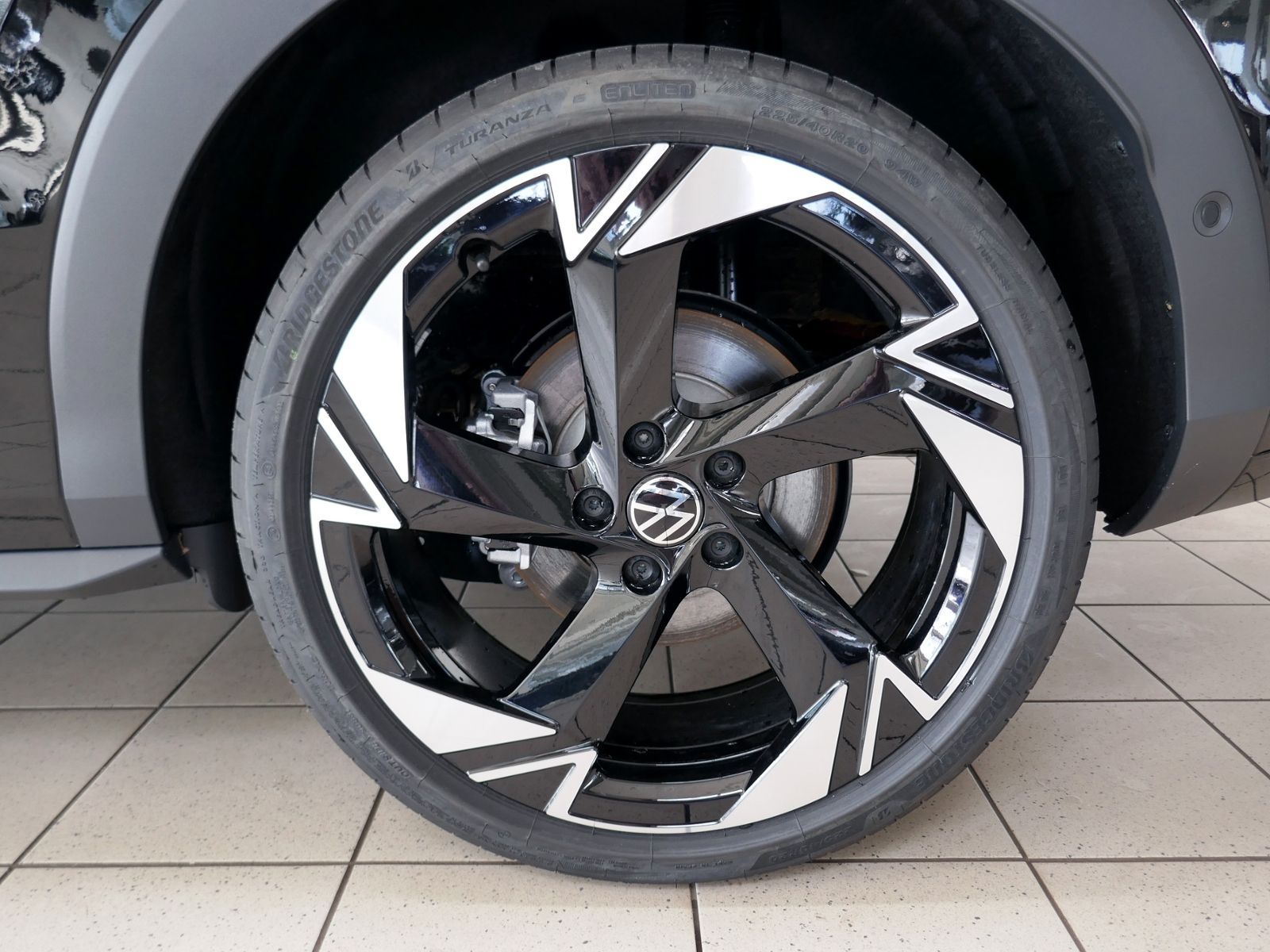 Fahrzeugabbildung Volkswagen T-Roc R-Line 1.5 eTSI DSG | LED AHK RFK ACC Navi