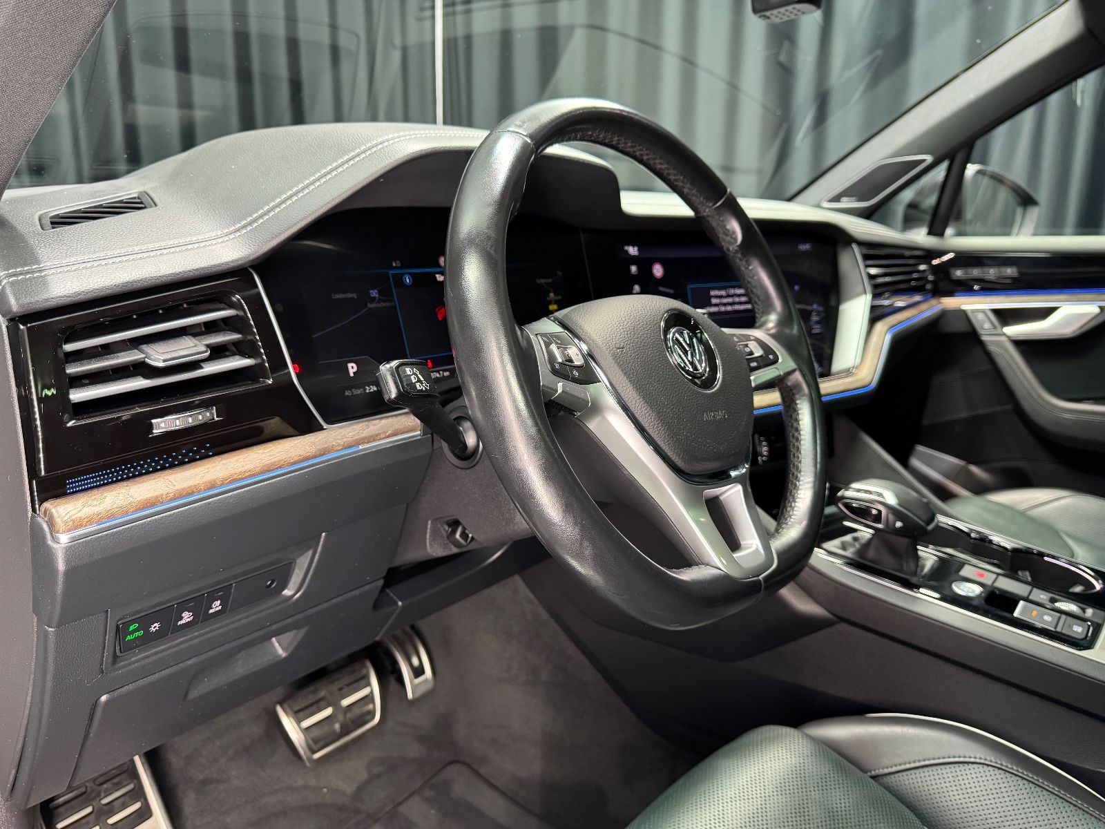 Fahrzeugabbildung Volkswagen Touareg 4.0 TDI V8 Atmosphere 4Motion|R-LINE|AHK