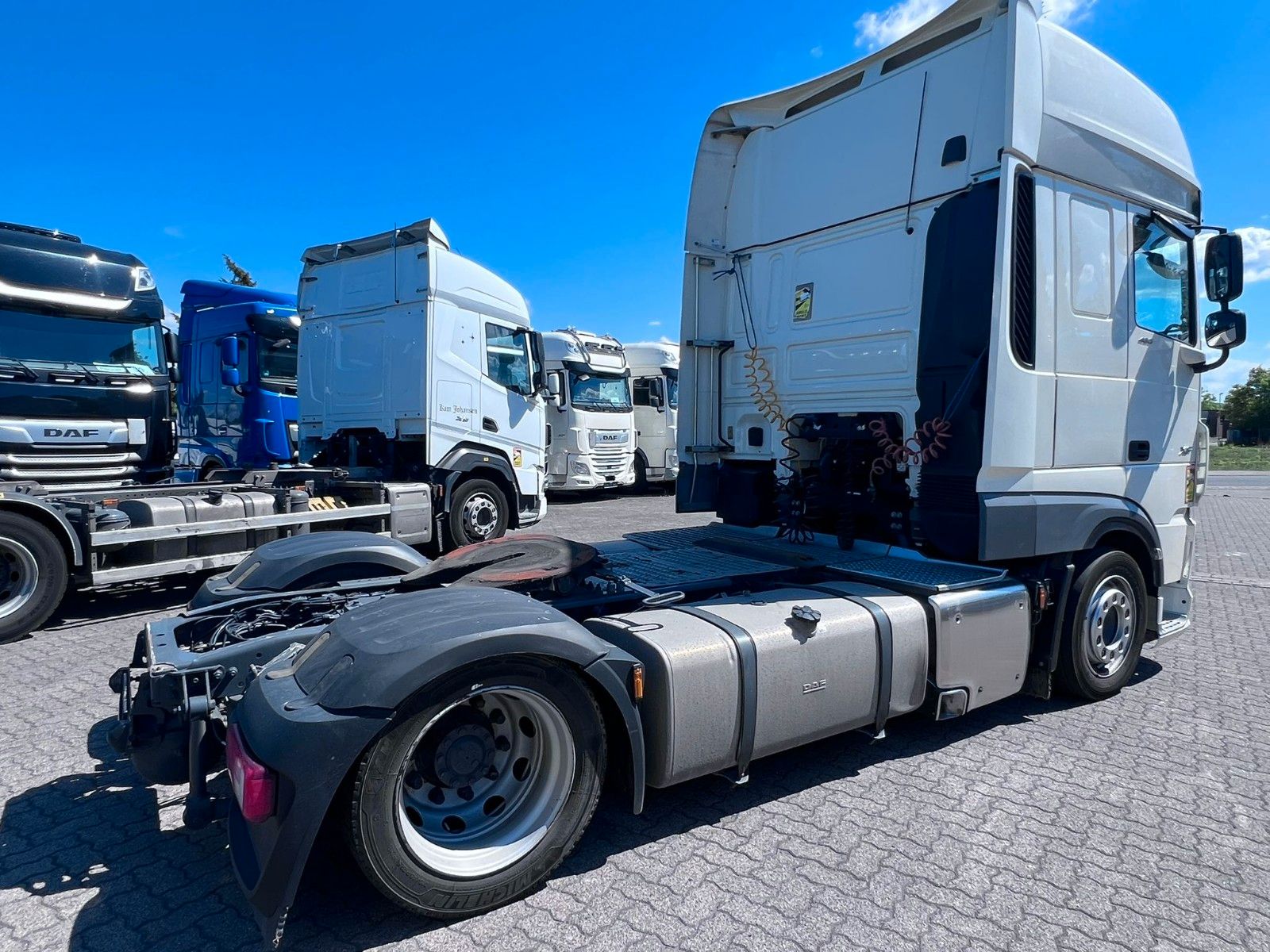 Fahrzeugabbildung DAF XF 480 FT, Low Deck