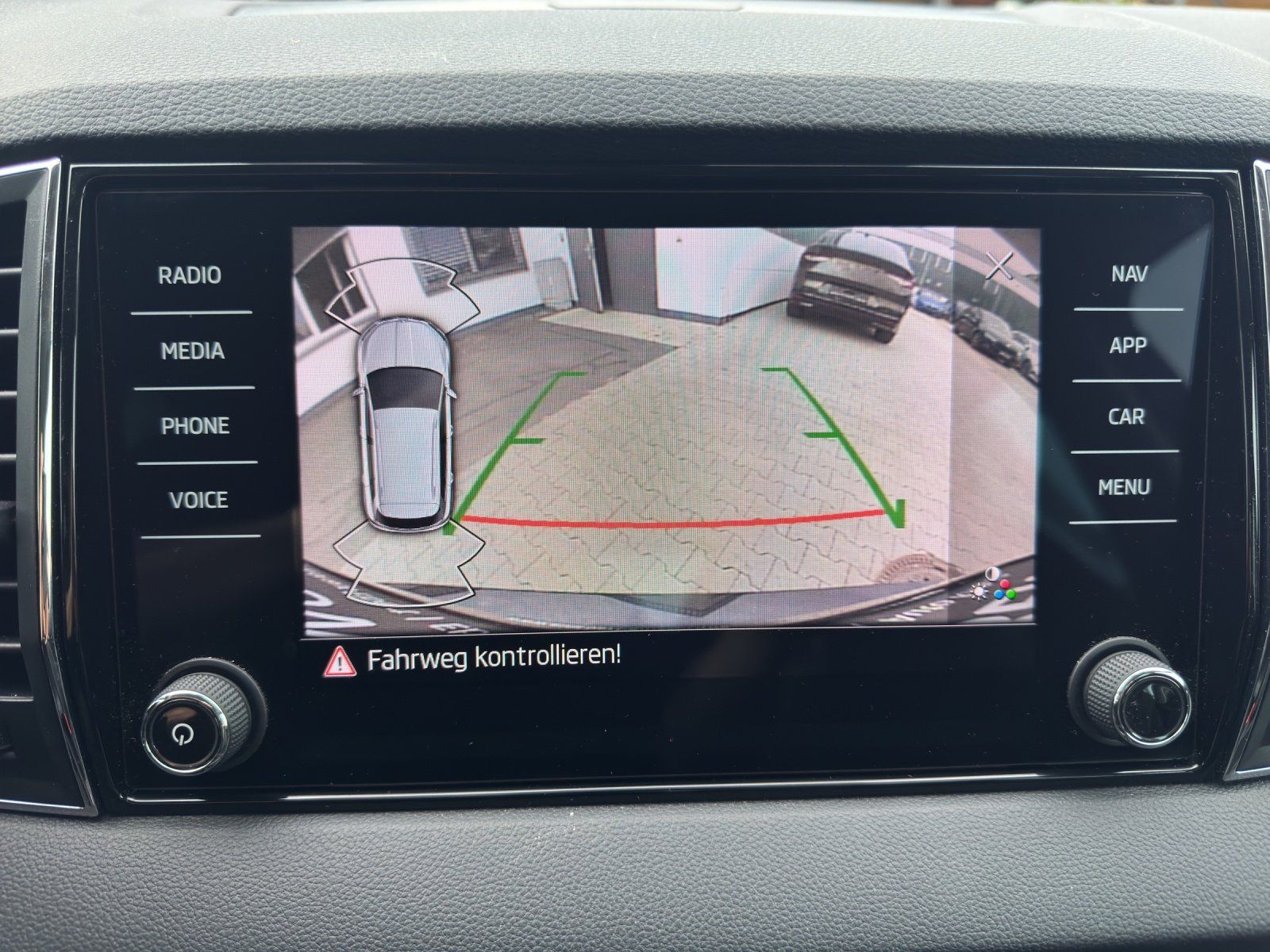 Fahrzeugabbildung SKODA Karoq Tour 2,0 TDI 4x4 DSG/LED/ACC/CAM/NAVI/AHK/