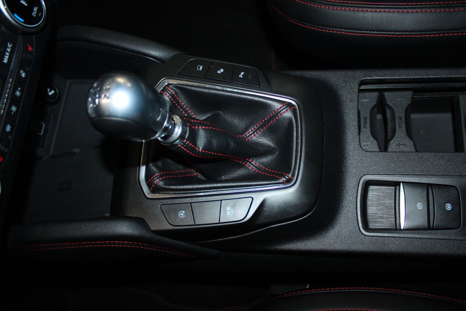 Fahrzeugabbildung Ford Kuga ST-Line X LED B&O HUD ACC WinterPaket uvm.