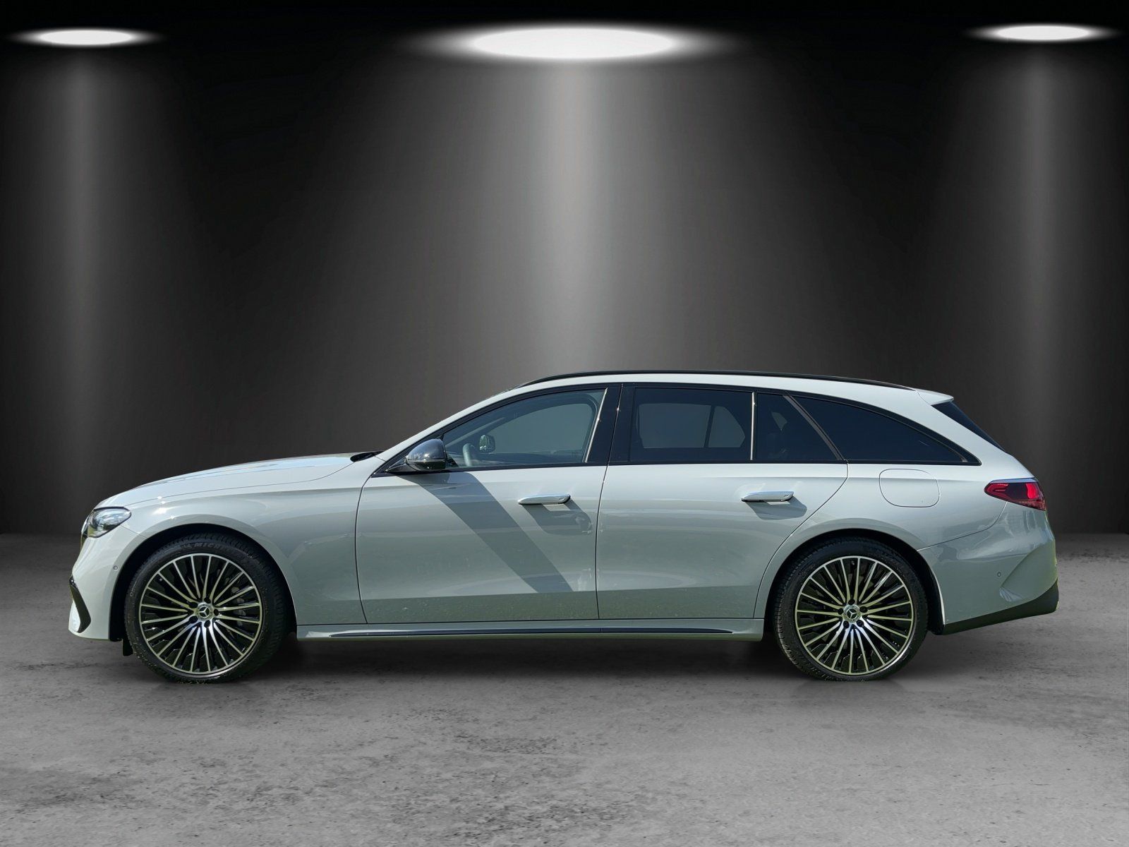 Fahrzeugabbildung Mercedes-Benz E300de T AMG Prem+ DISTRO Superscrn AIRMATIC AHK