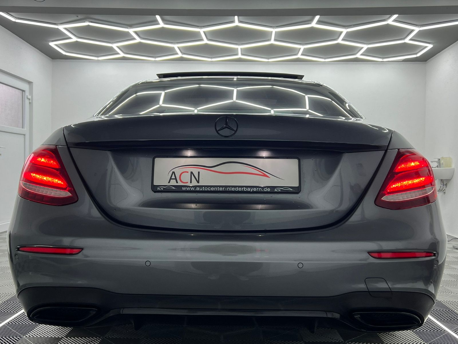 Fahrzeugabbildung Mercedes-Benz E350d AMG-LINE/PANO/BURMESTER/WIDESCREEN/AMBIENT