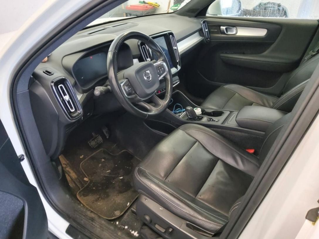 Fahrzeugabbildung Volvo XC40 D4 Momentum Pro AWD 4x4 LEDER ANHZV PRO-PAK