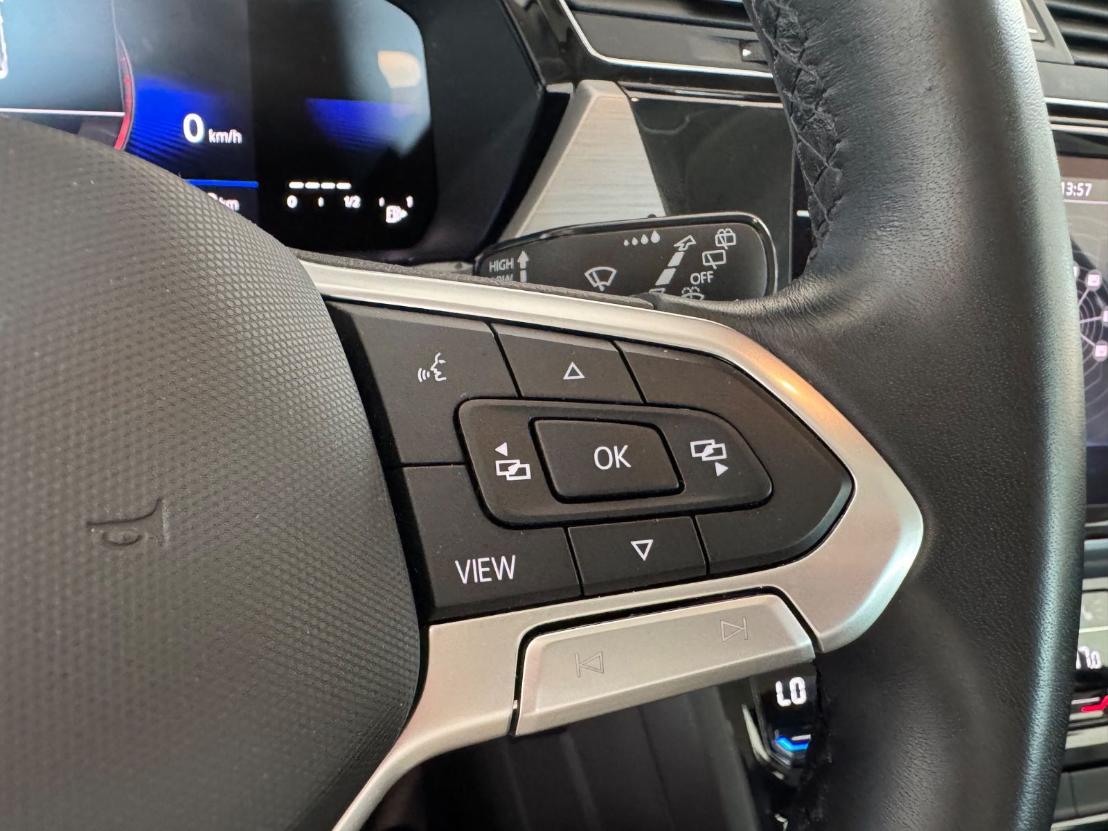 Fahrzeugabbildung Volkswagen Touran Comfortline/ACC/AHK/PDC/Navi/Massage/1H