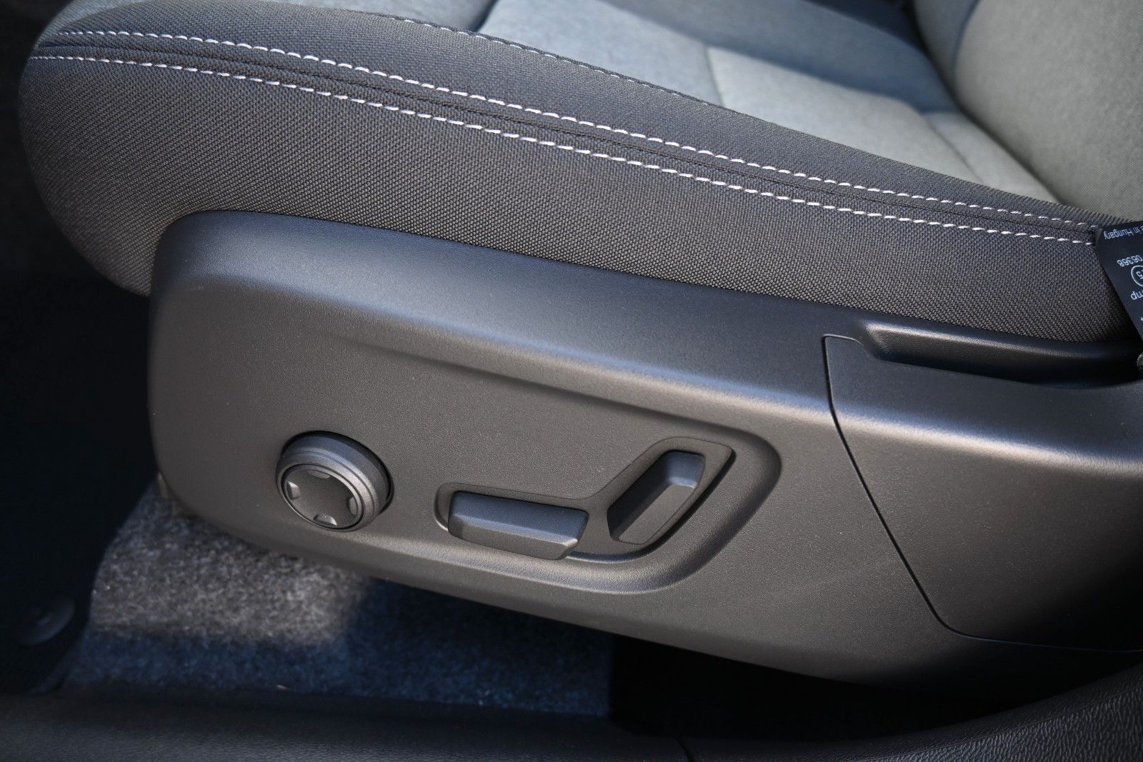 Fahrzeugabbildung Volvo XC40 B3 DKG Plus Dark*Pixel*FSHZG*360°*ACC*AHK