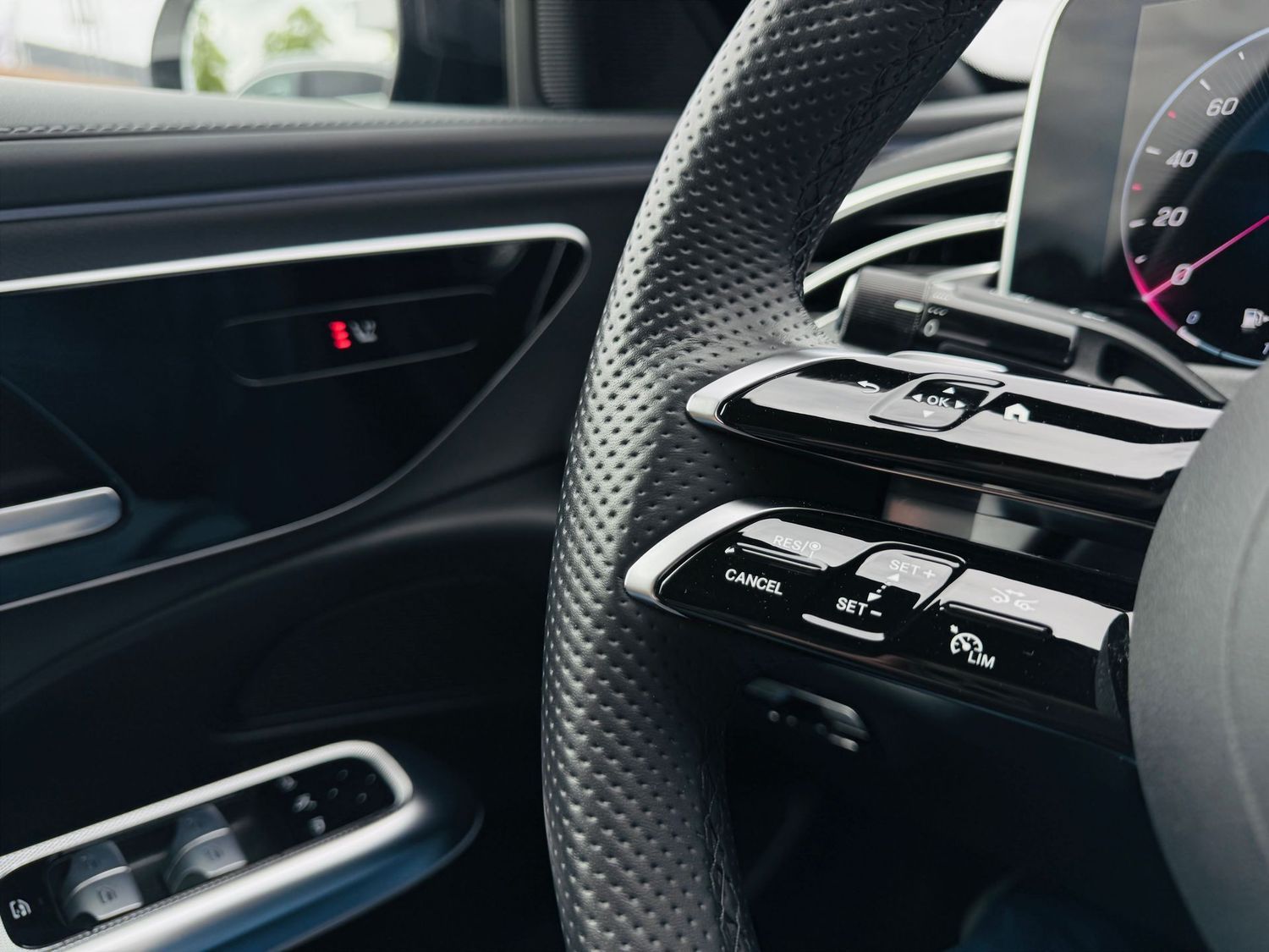 Fahrzeugabbildung Mercedes-Benz E 220 d AMG & NIGHT Paket, Distronic, Totw, LED,